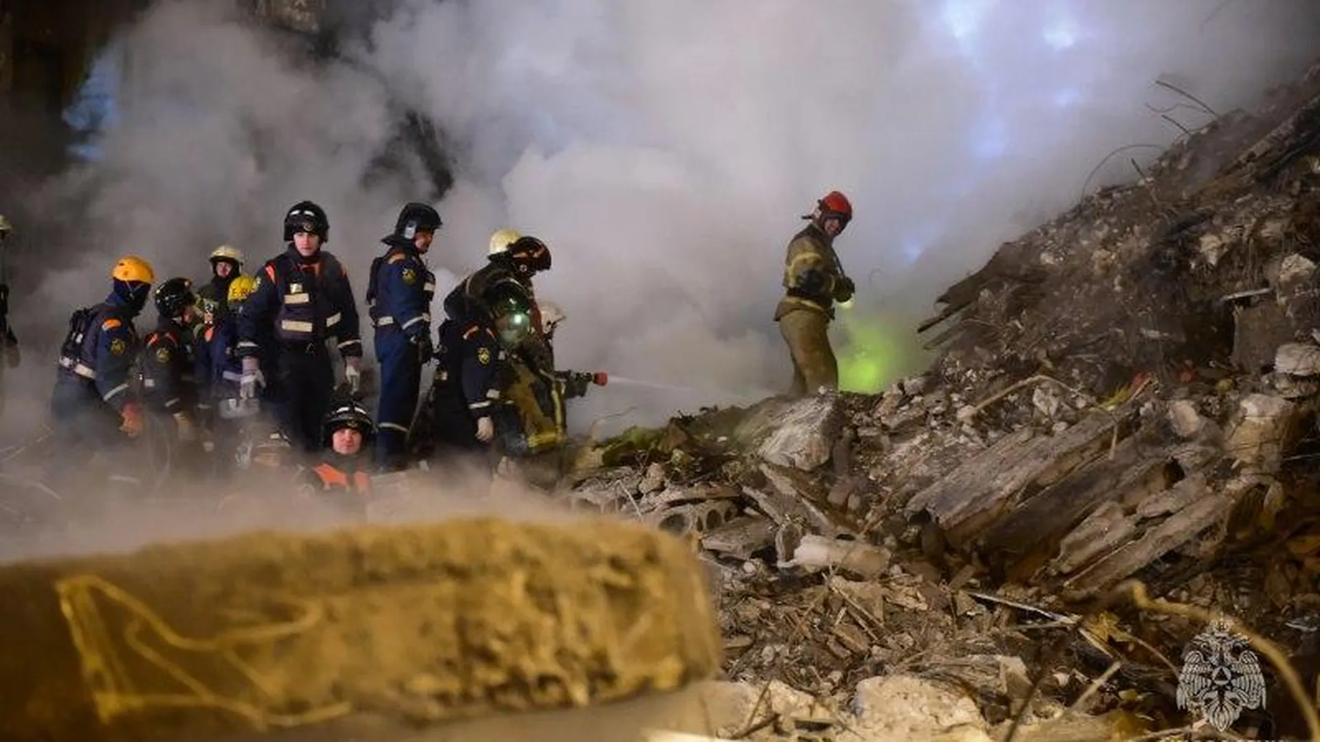 Сотрудники МЧС спасли из-под завалов разрушенного дома в Новосибирске 14 человек