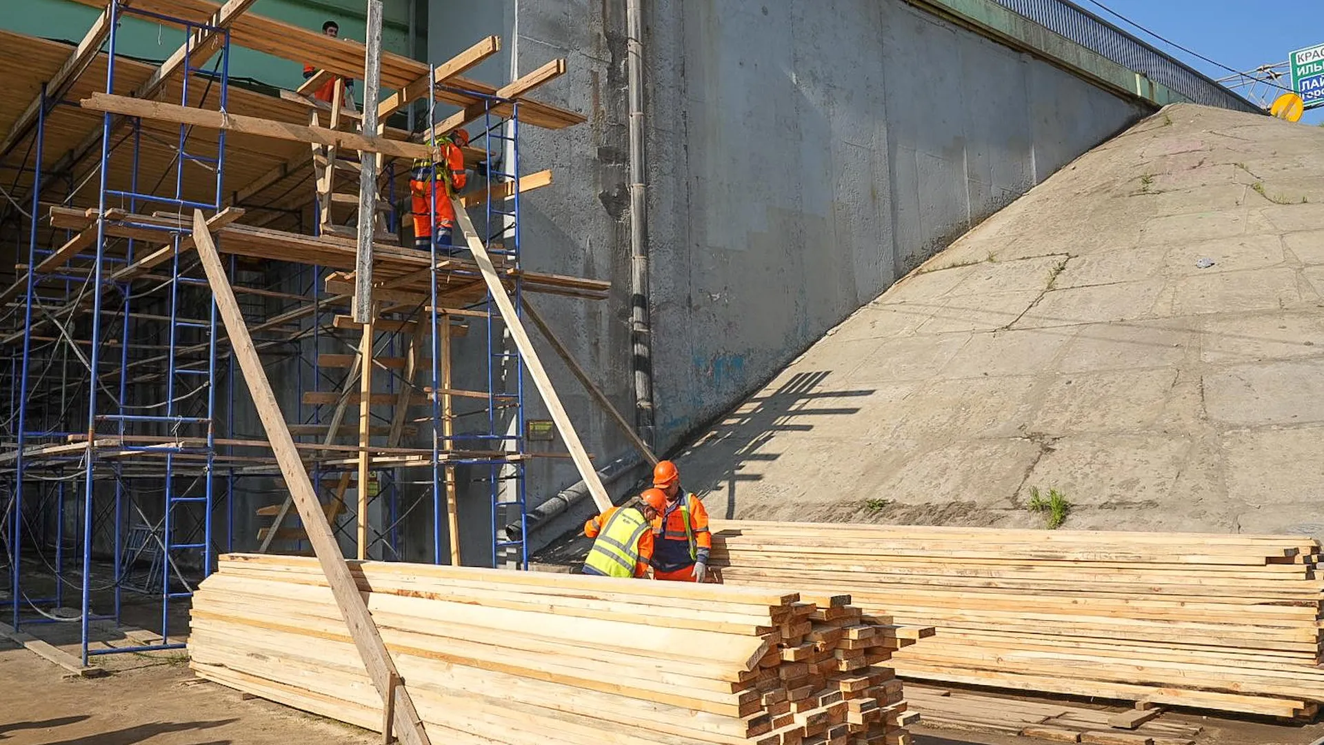 Строители объяснили, что основные работы идут под мостом на Новой Риге