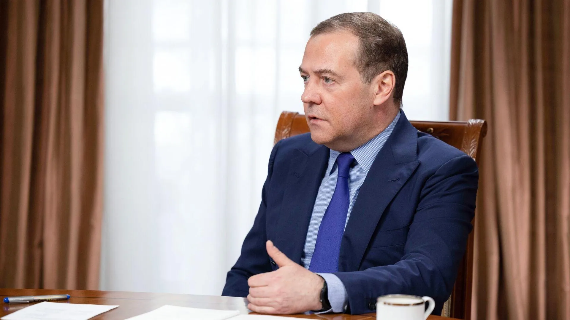 Медведев раскритиковал призыв Кэмерона бороться с Путиным до победного конца