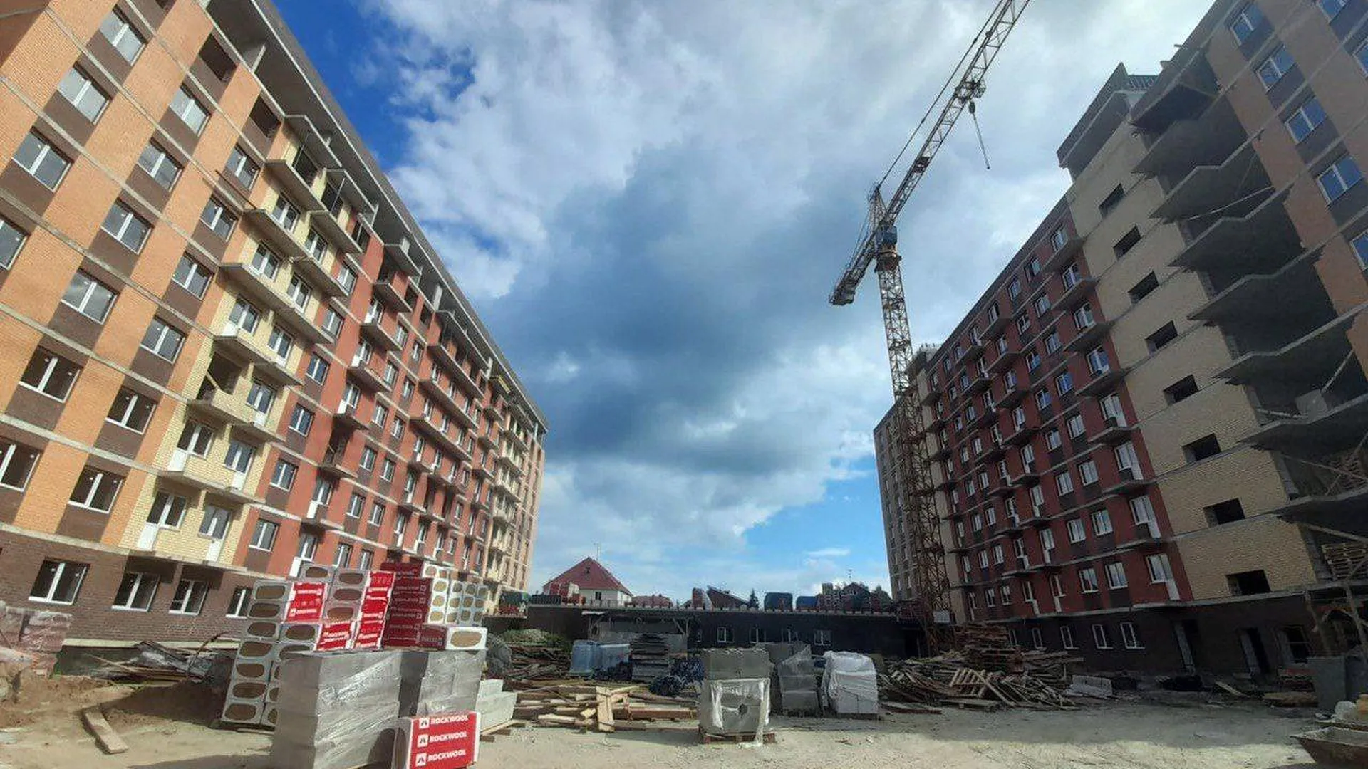 Для переселения из аварийного жилья в Подмосковье строится 35 многоэтажных домов