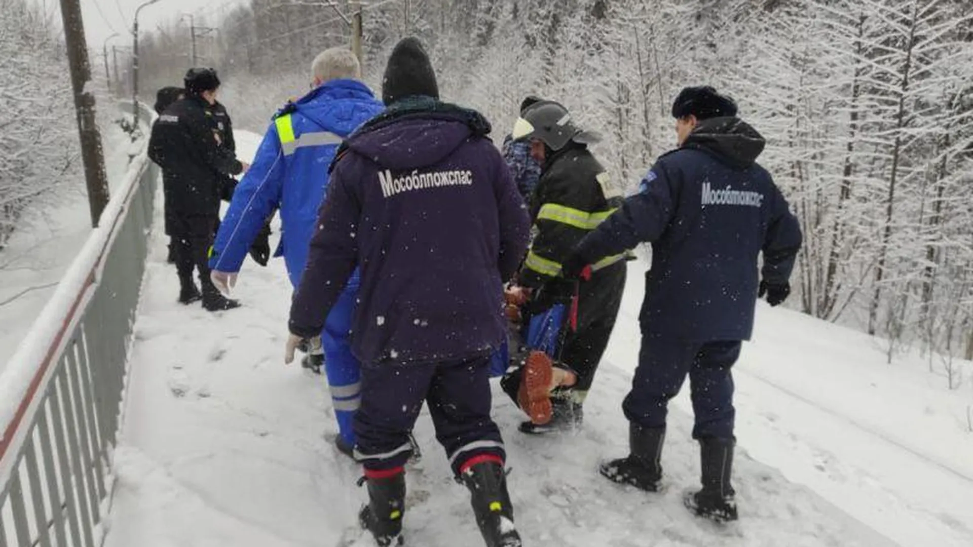 В Талдоме спасатели эвакуировали с железнодорожных путей мужчину, которого сбил электропоезд