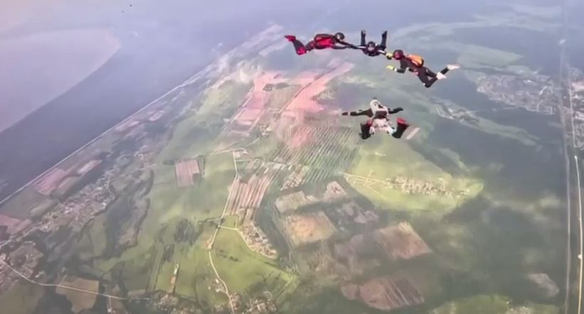 Видео 360.ru: в Ленобласти на аэродроме Путилово насмерть разбился парашютист