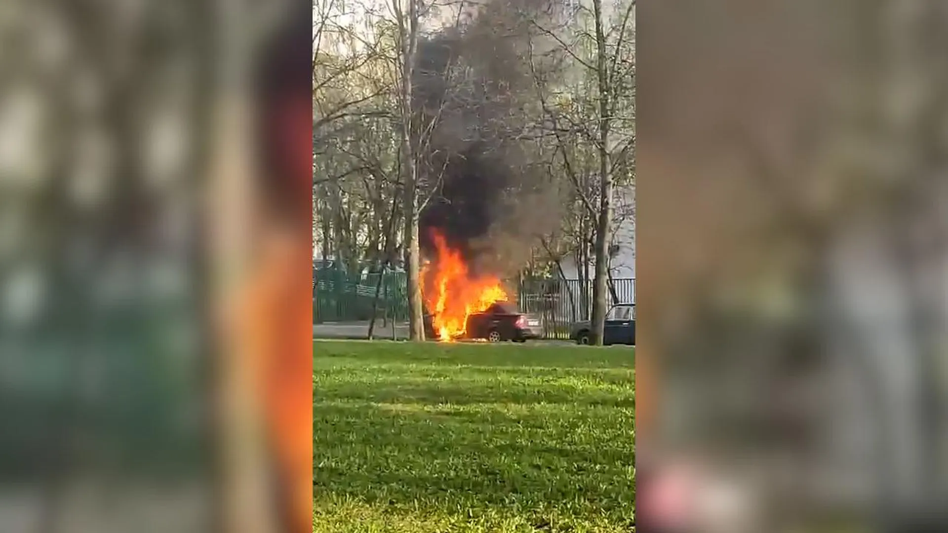 Легковушка загорелась на юге Москвы