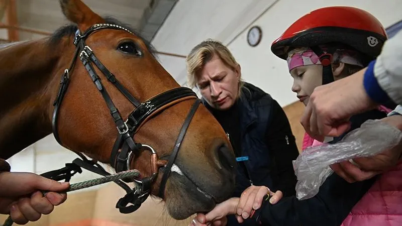 В Подмосковье детей с ОВЗ лечат с помощью лошадей