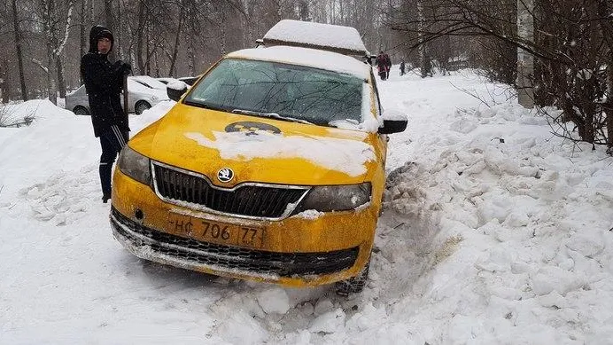 Таксист из Пушкино застрял в сугробе и провел ночь в машине 
