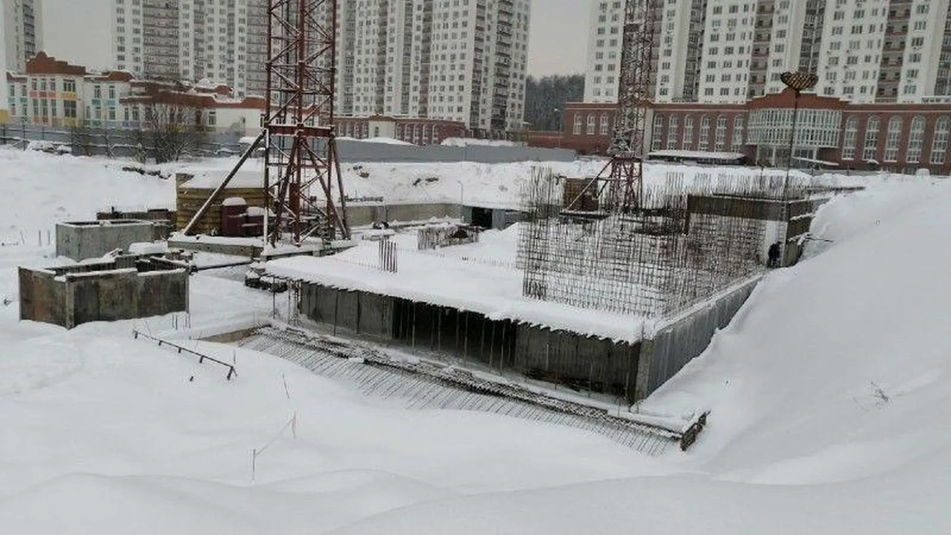 Строительство поликлиники продолжается в Дзержинском