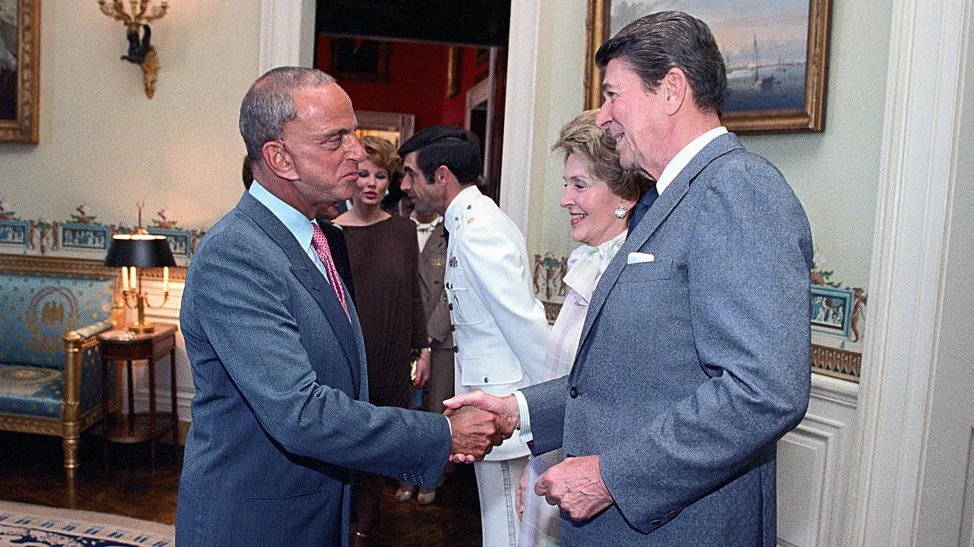 Рой Кон с президентом Рональдом Рейганом и Нэнси Рейган в Белом доме в 1982 году