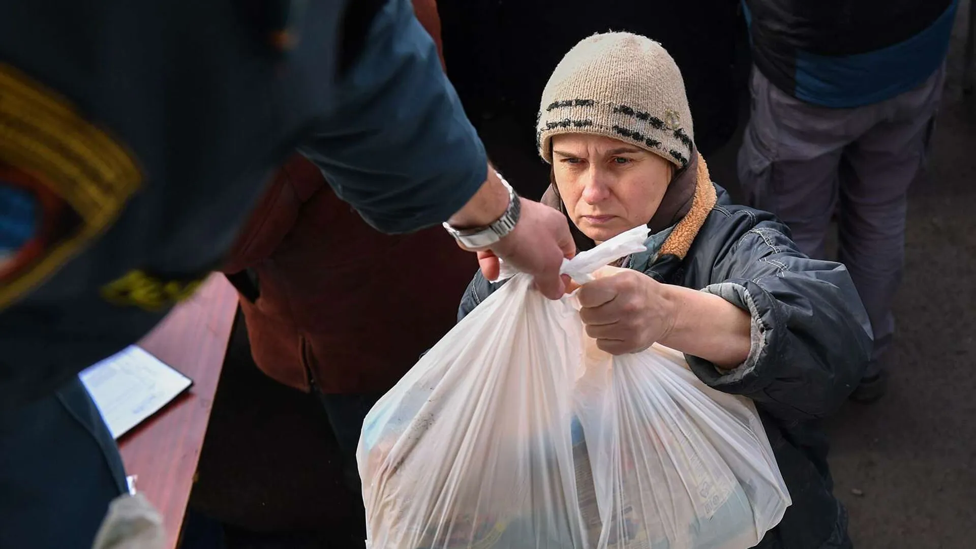 Пакистанский врач передал в Подмосковье тонну гуманитарной помощи для беженцев Донбасса