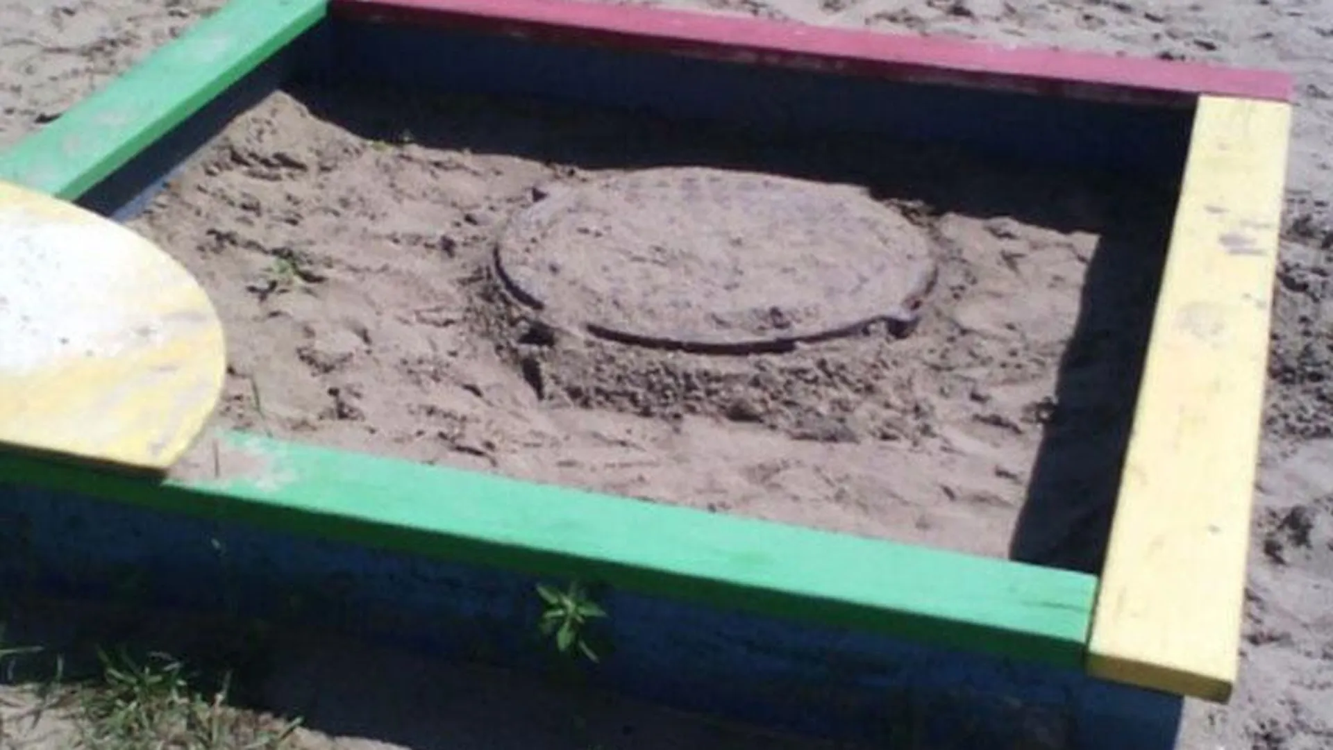 В Кузбассе дети нашли в песочнице канализационный люк
