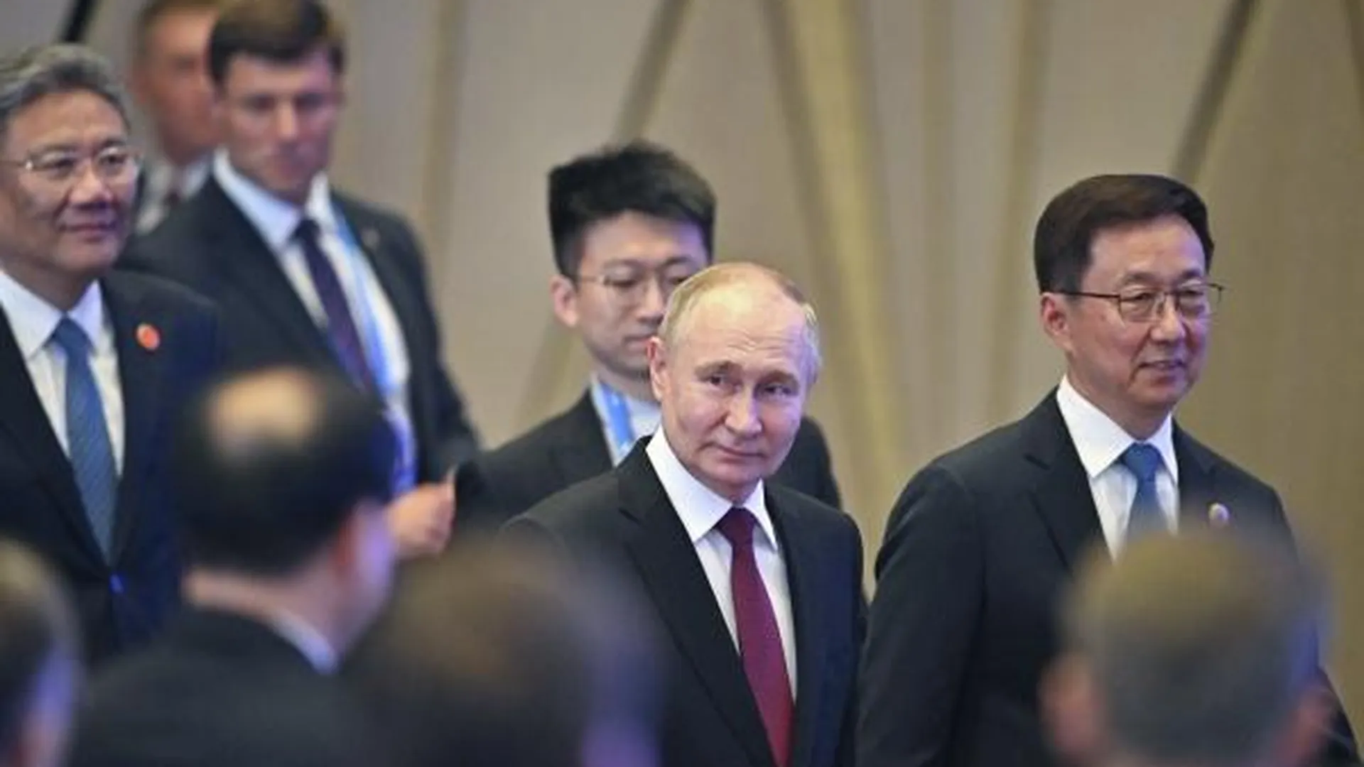 «Мы скоро уедем». Путин с улыбкой извинился перед жителями Харбина за неудобства