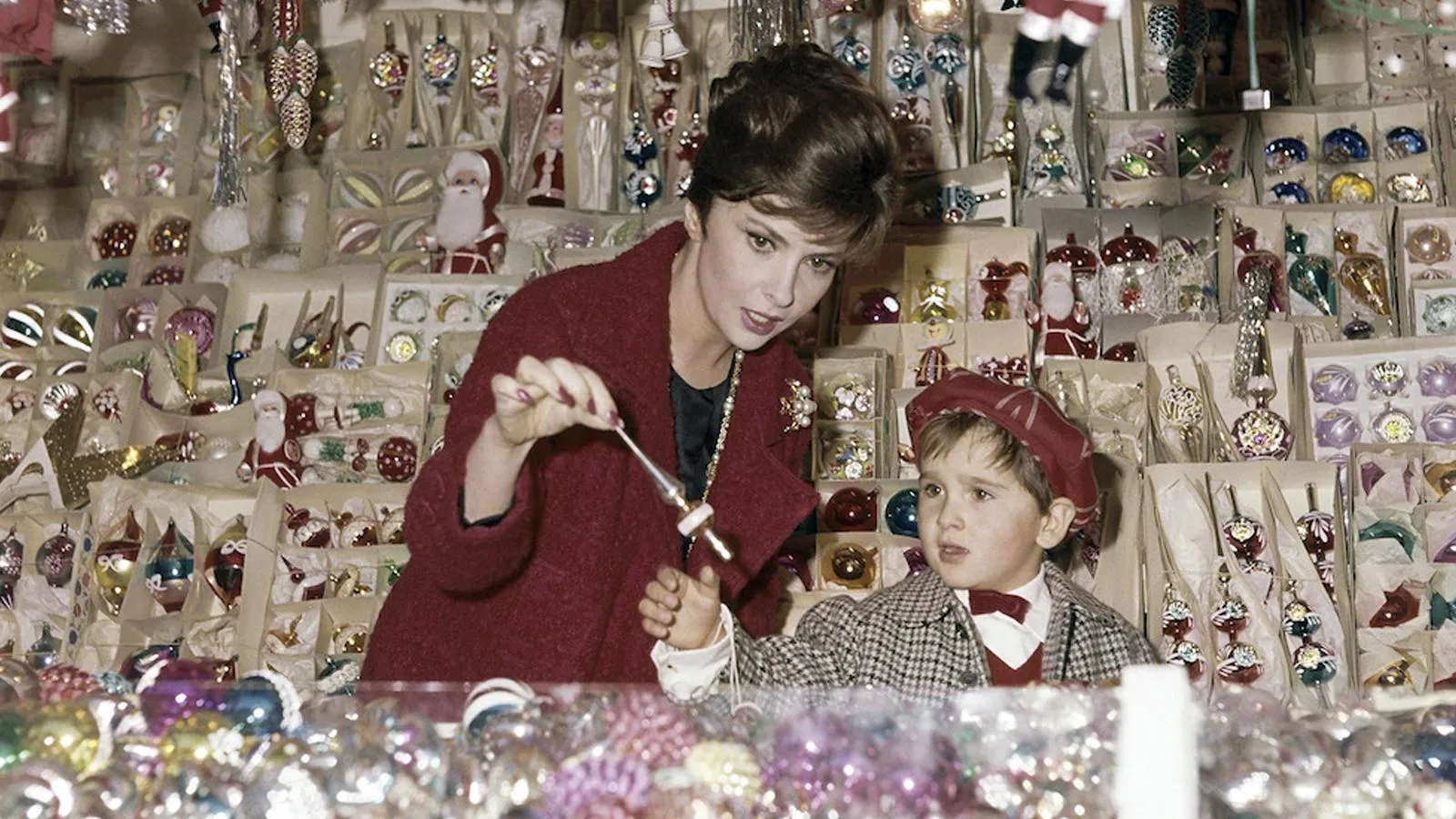 Джина Лоллобриджида с сыном на рождественской ярмарке в Риме, 1962 год