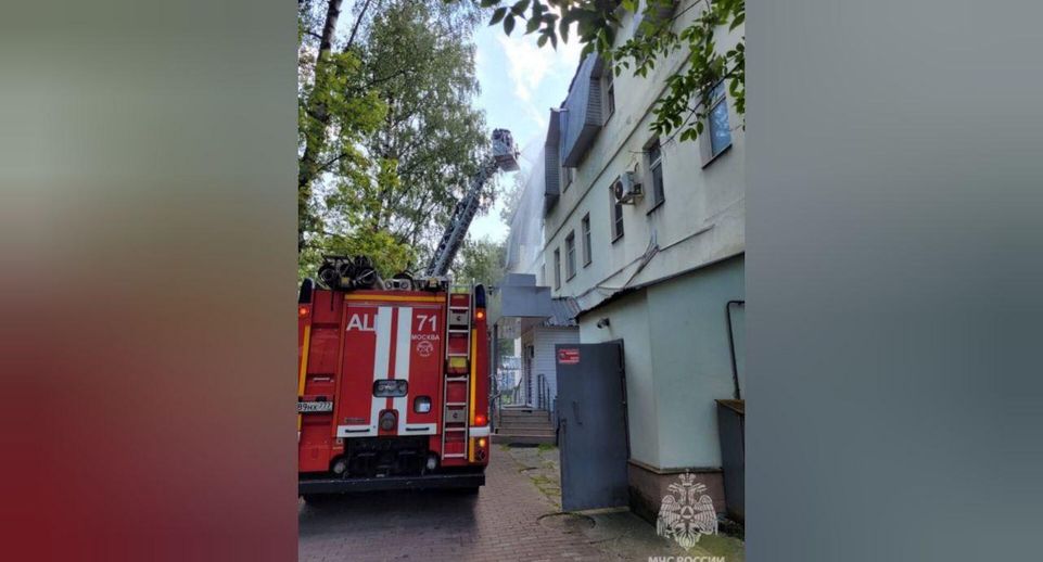 Источник 360.ru: пострадавшие при пожаре в Вешняках спасатели упали с лестницы