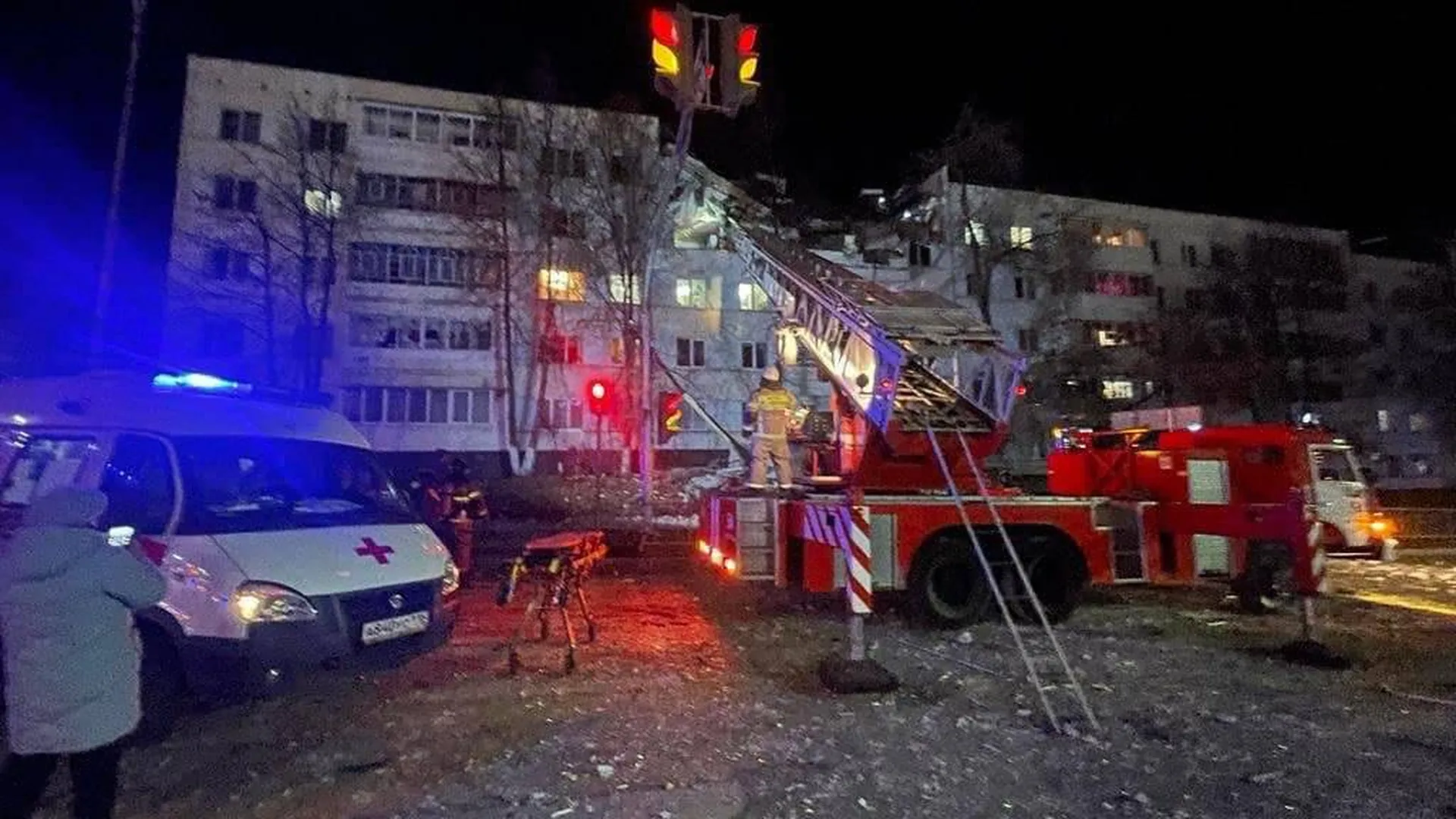 Спасатели вытащили из-под завалов дома в Набережных Челнах двух человек