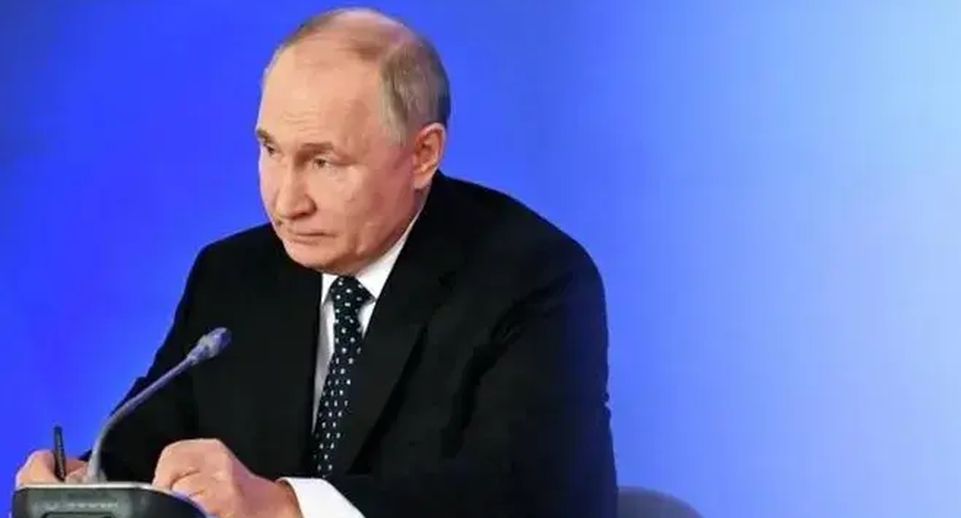 Песков: Путин внимательно отслеживает ситуацию с вертолетом Раиси