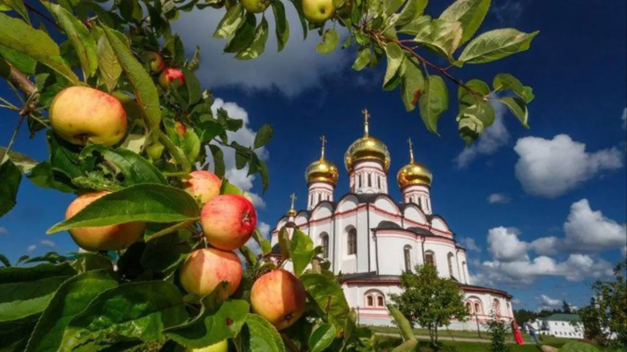 «Напиваться нельзя»: священник предостерег россиян в преддверии важного праздника