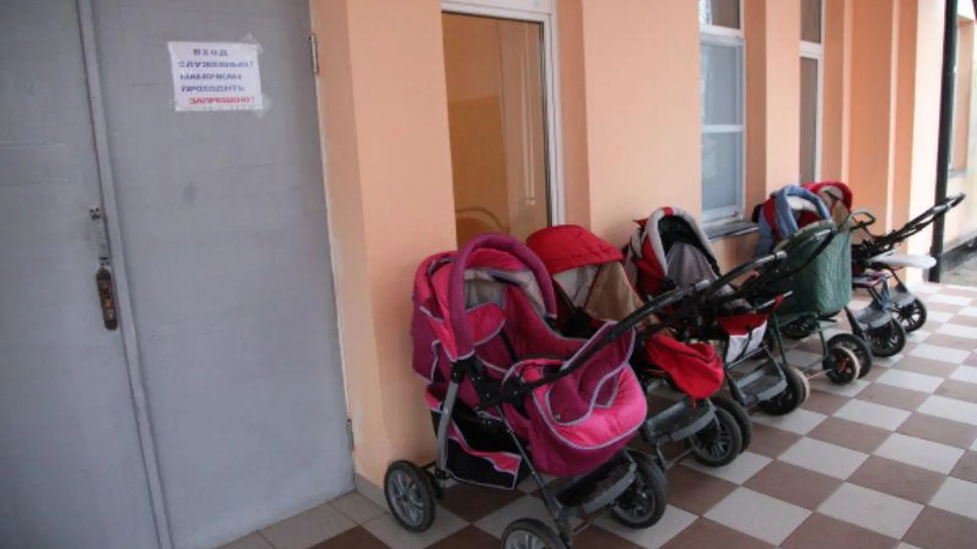 Мамам Наро-Фоминска запрещают заходить в поликлинику с колясками