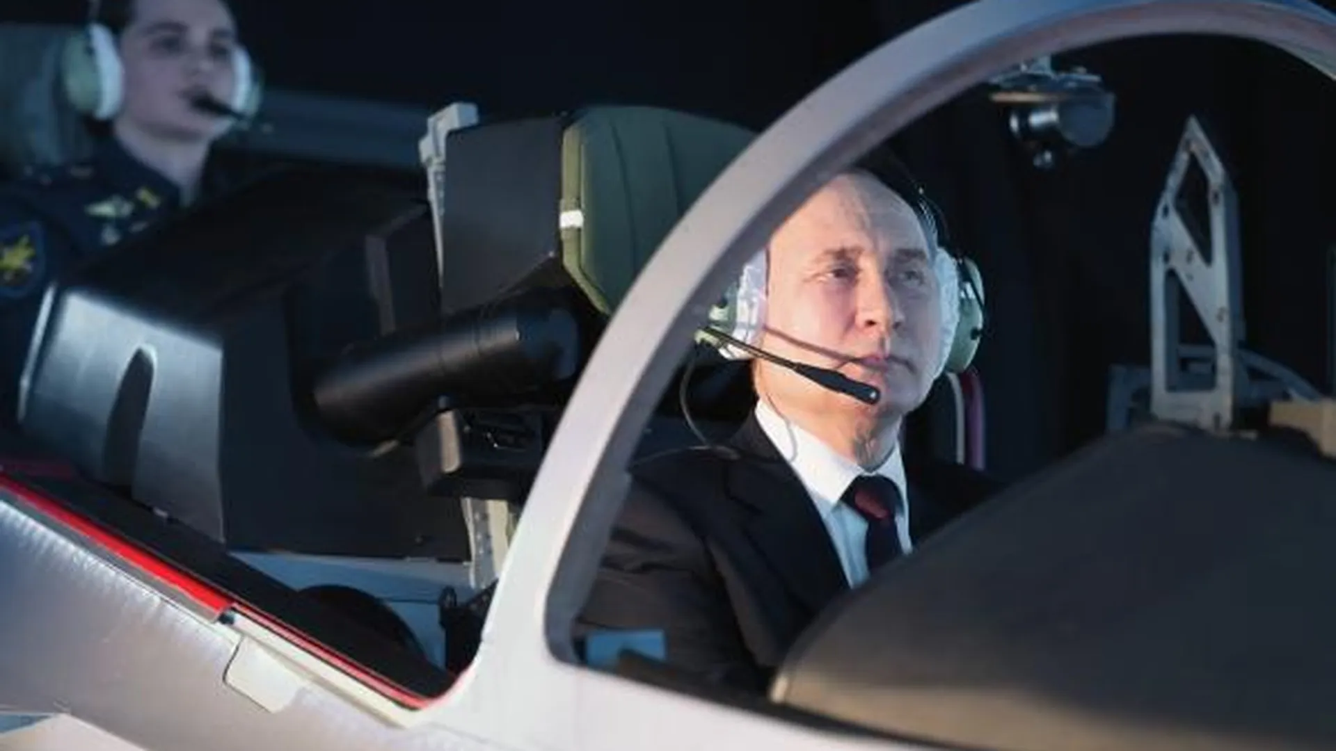 Путин вместе с молодой летчицей сел за штурвал авиатренажера в Краснодаре