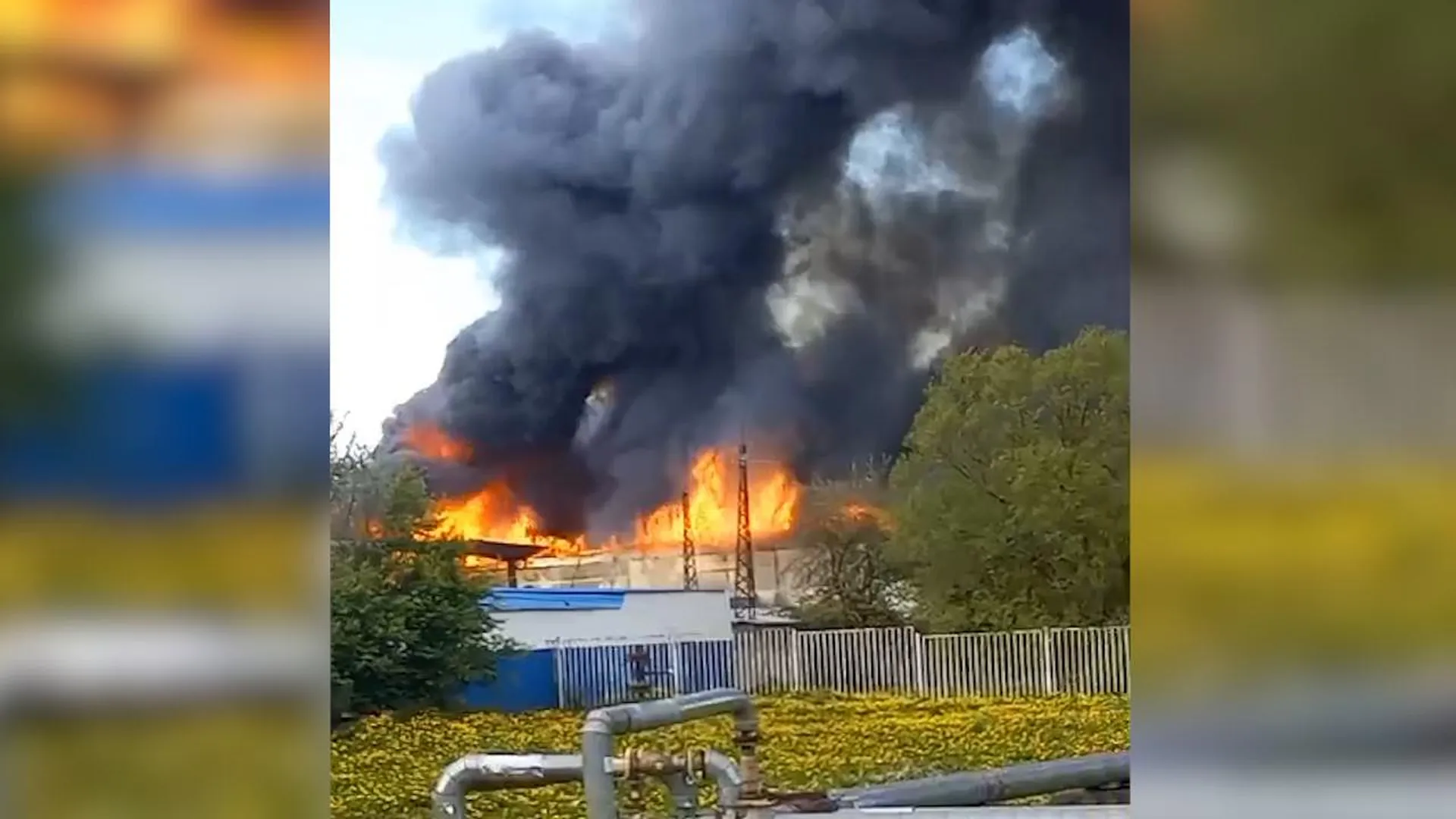 Мощный пожар на складе поликарбоната в Наро-Фоминске сняли на видео