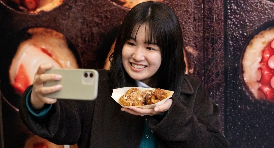 Фуд-блогерша съела 10 кг еды и умерла в прямом эфире в Китае
