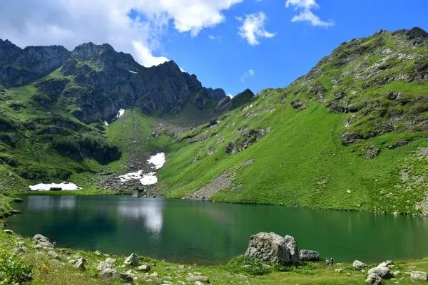 Высокогорное озеро Мзы в Абхазии.