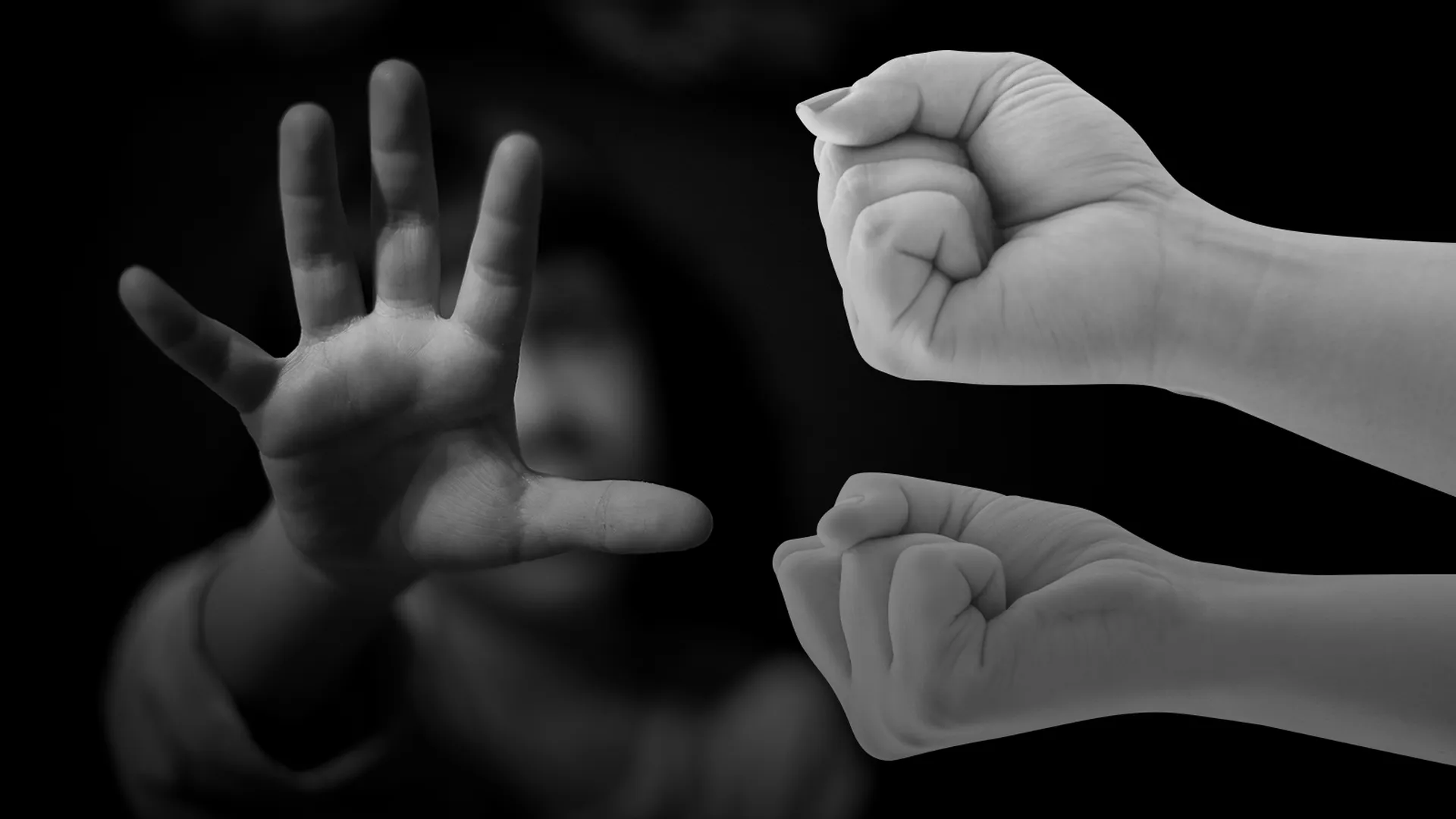 Руки взрослых, сжатые в кулаки и руки ребенка, который старается остановить насилие