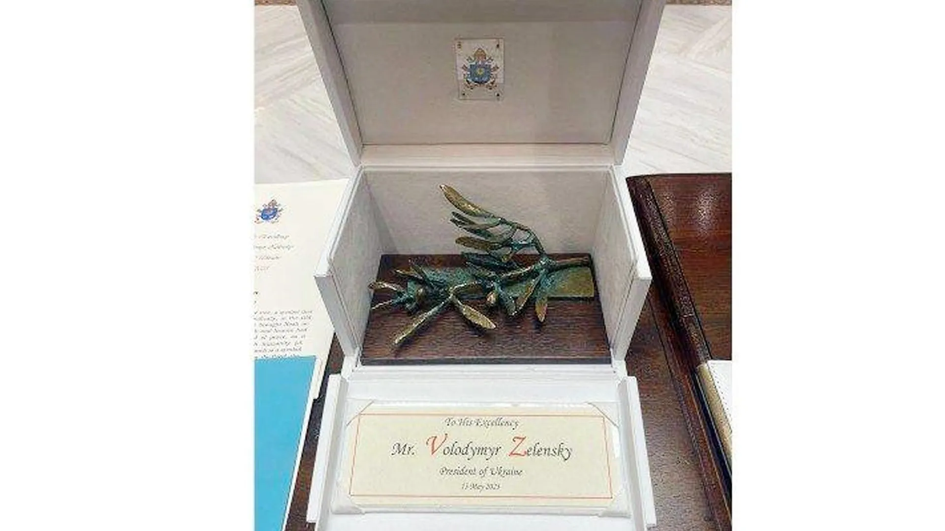 Оливковая ветвь мира из керамики, которую папа римский Франциск подарил президенту Украины Владимиру Зеленскому