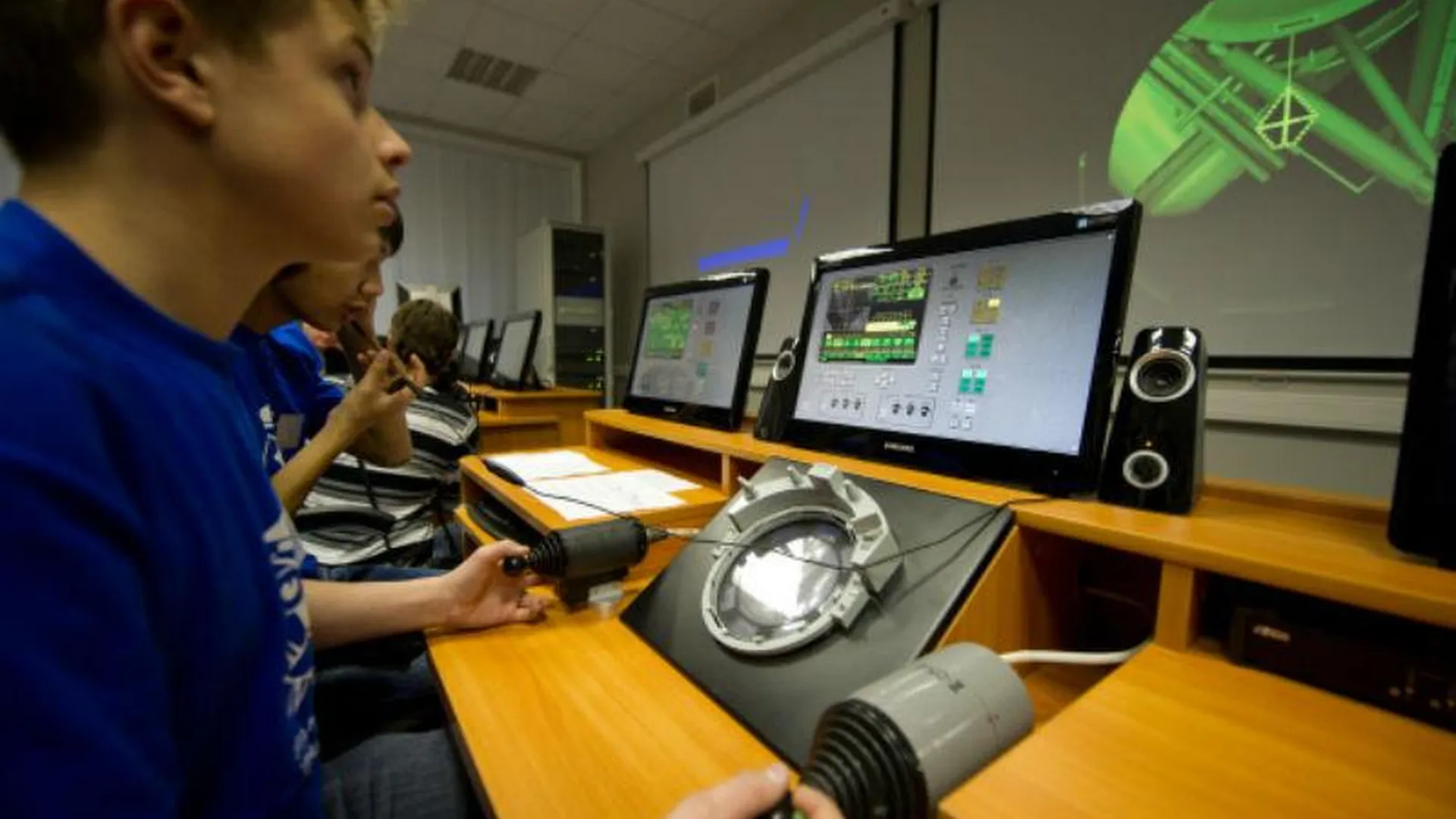 Зимнюю юношескую космическую школу открыли в МГУ