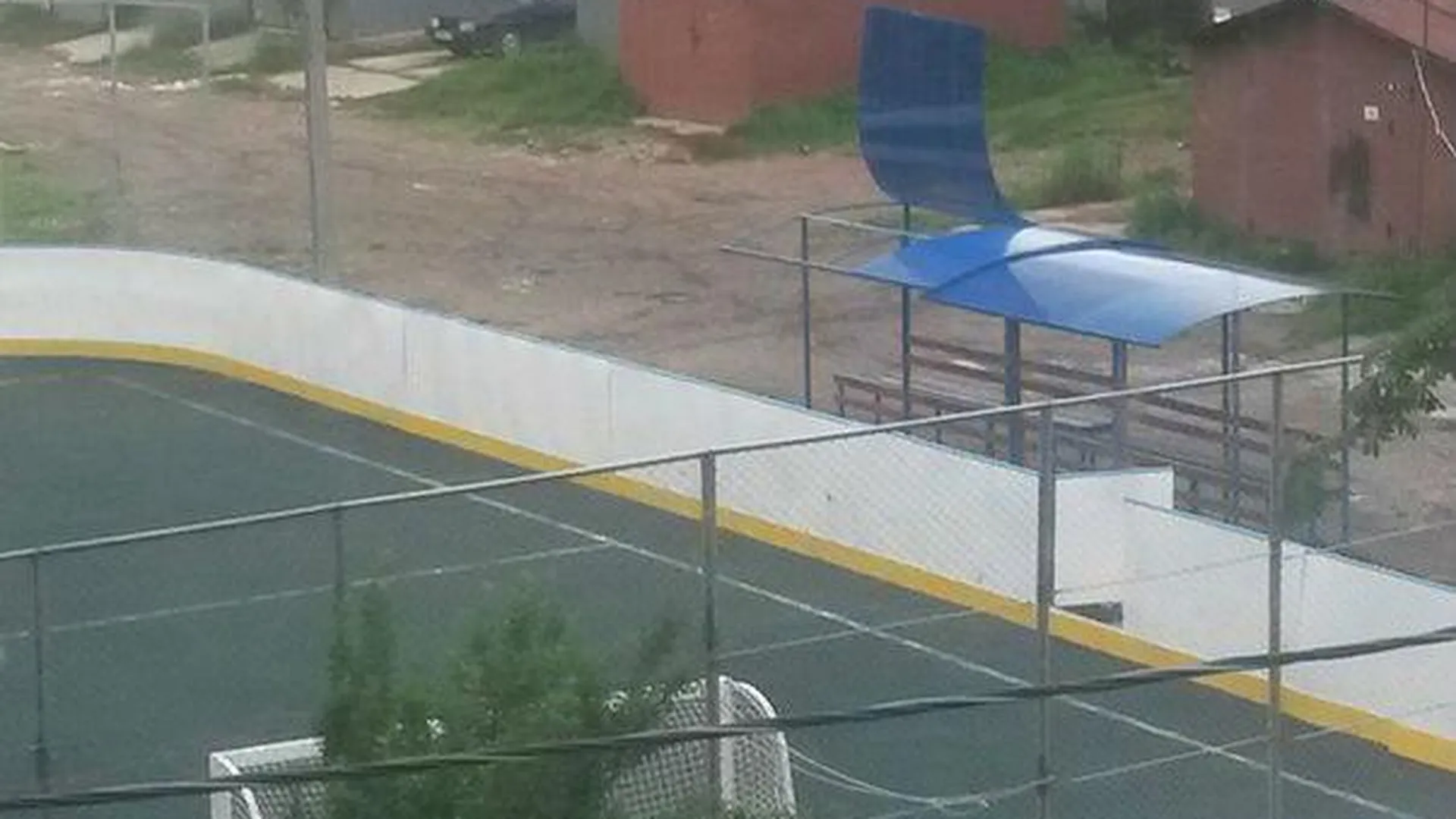 В Опалихе у трибуны при новой футбольной коробке «сносит крышу»