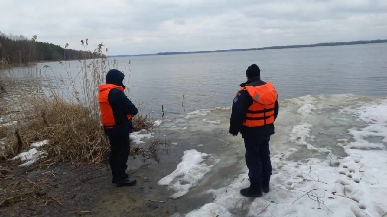 Подмосковные спасатели напомнили жителям об опасности выхода на подтаявший лед