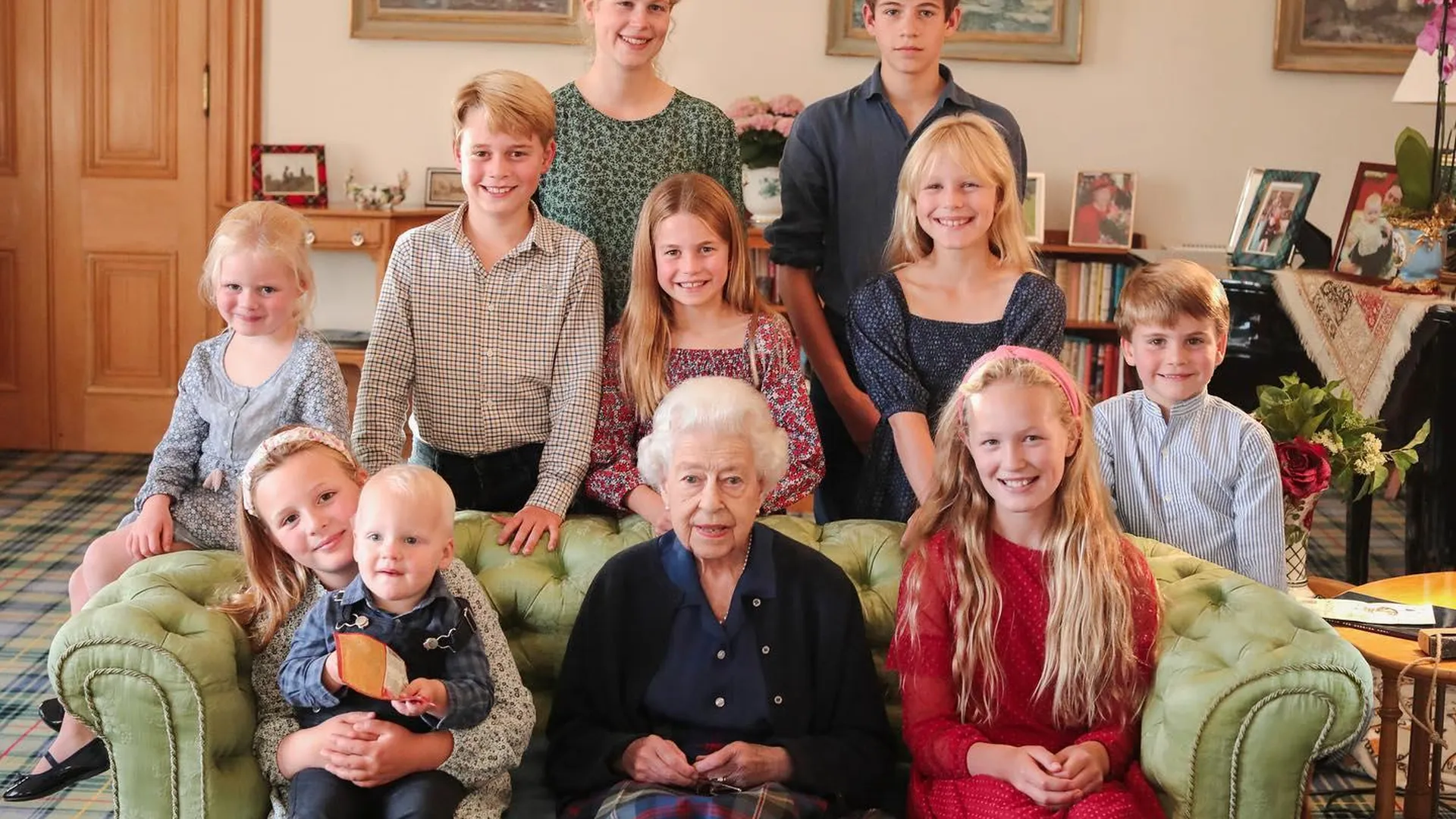 Кейт Миддлтон почтила память Елизаветы II, опубликовав ее фото с внуками и правнуками