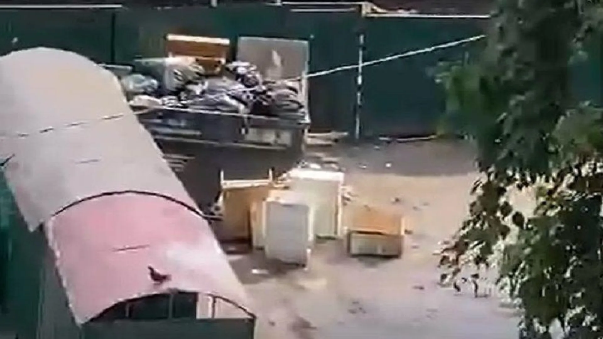 Недобросовестные рабочие из Ивантеевки завалили контейнерную площадку строительным мусором