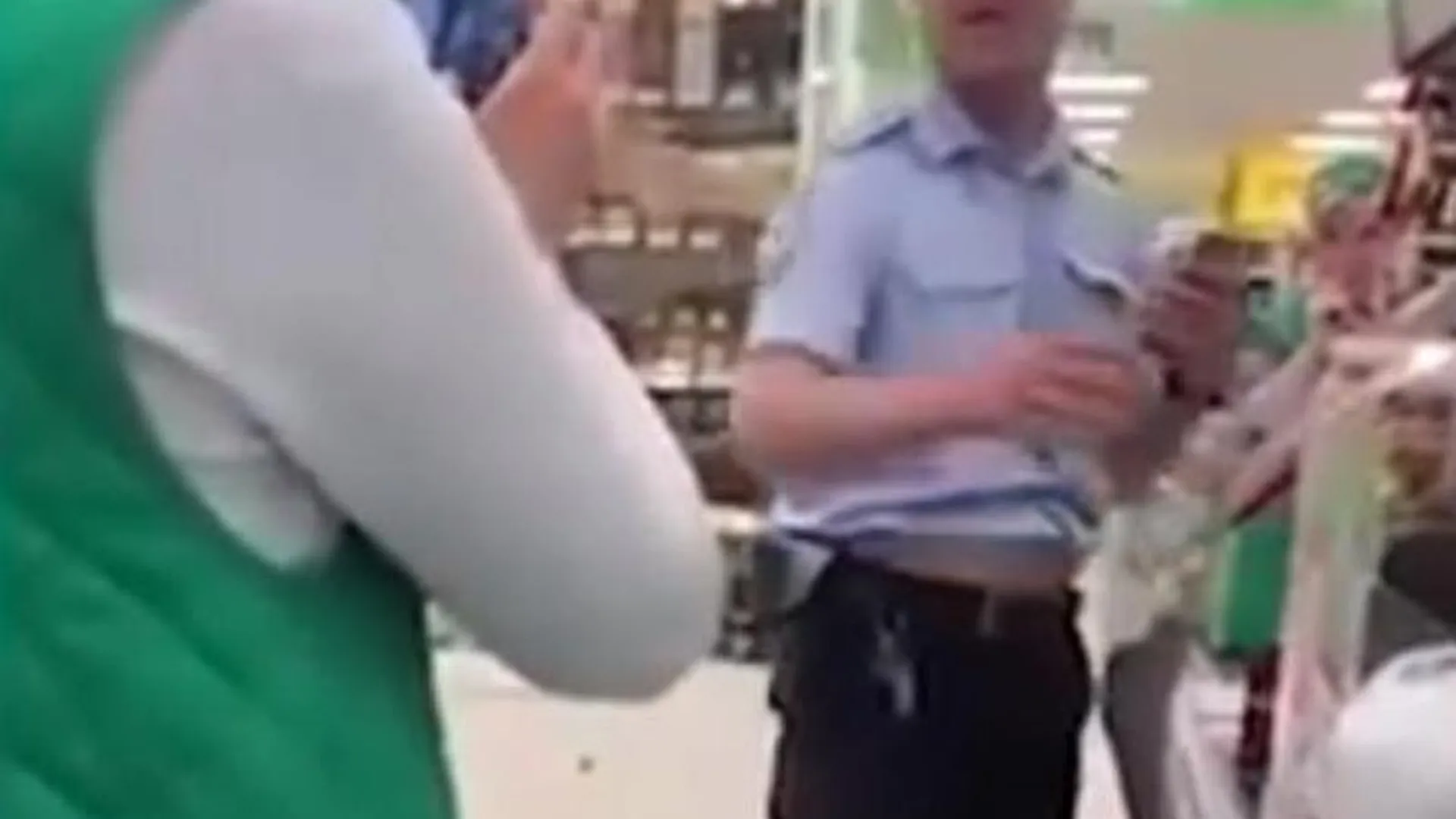 Ряженому полицейскому за попытку своровать две бутылки водки в Балашихе грозит штраф 