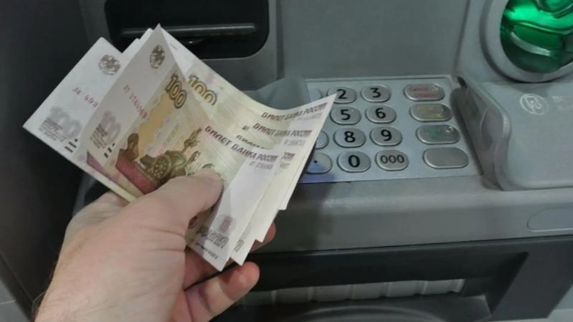 Мошенники обменяли 1,5 млн фальшивых рублей на настоящие купюры с помощью банкомата в Москве