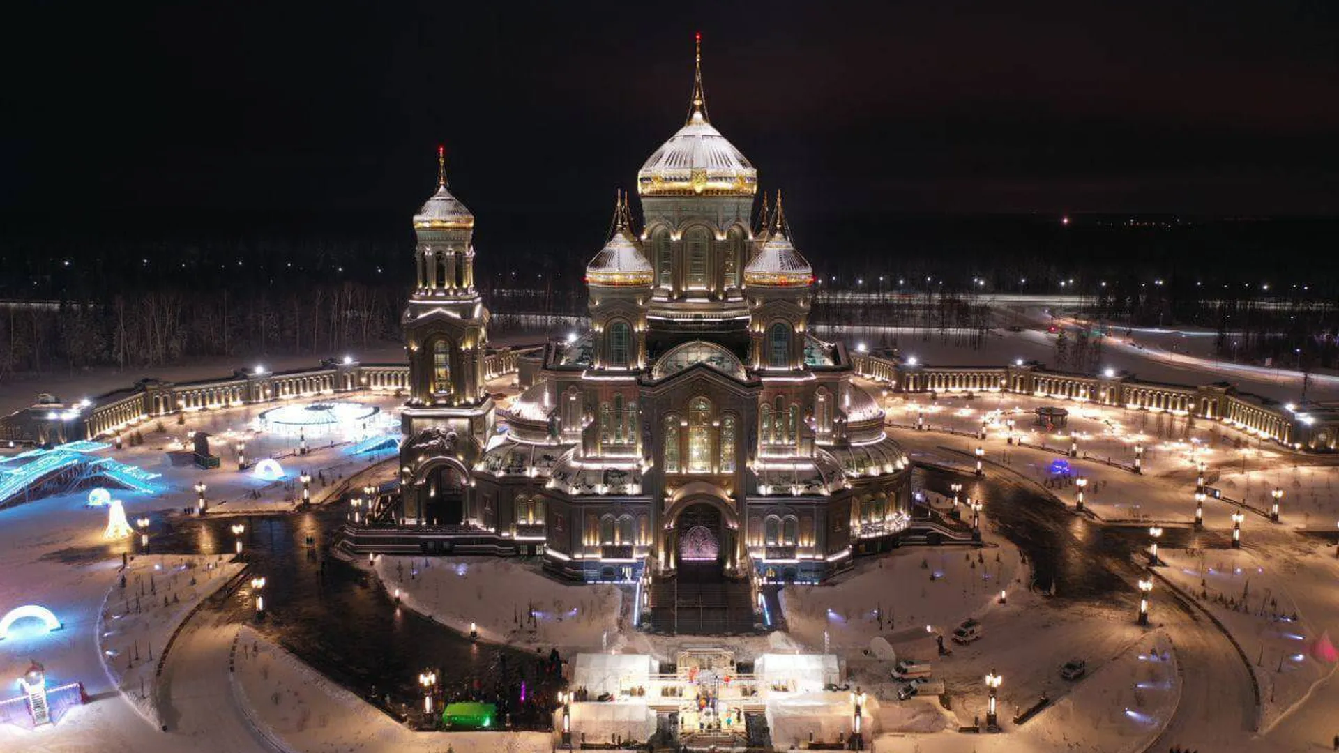 Свыше 800 человек окунулись в купели у главного храма ВС в Одинцове