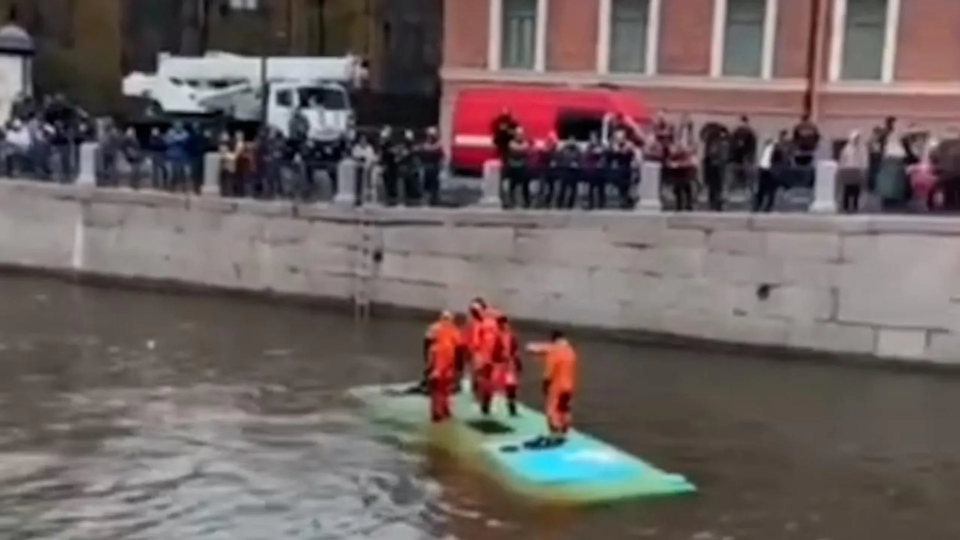 Появилось видео спасательной операции после падения автобуса в Мойку