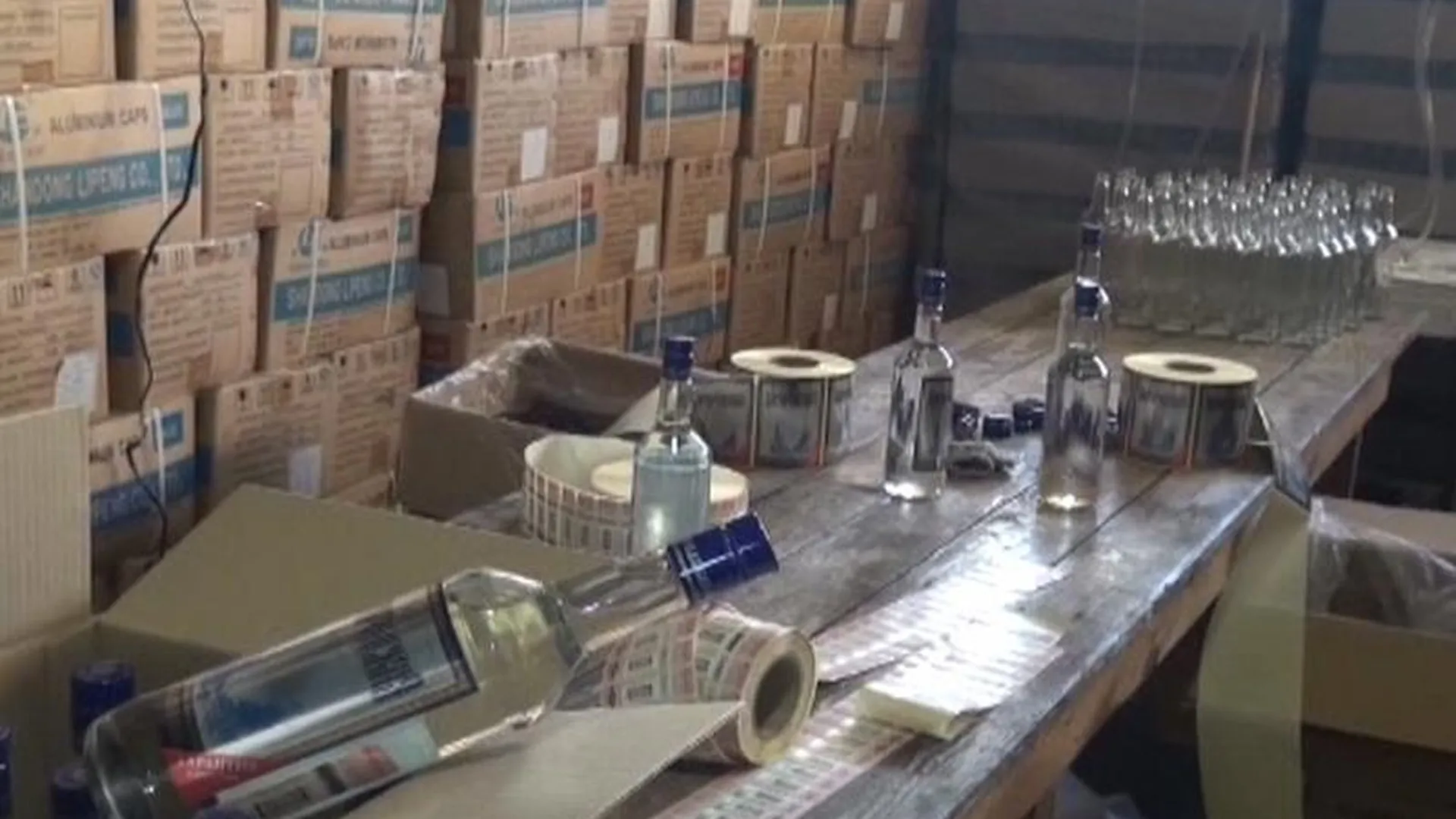 Нелегальный цех с тысячами литров опасного алкоголя накрыли в Коломне