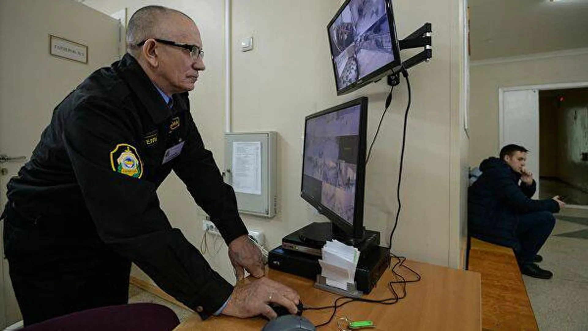 Охранник на кпп. Охранник на посту. Пенсионер работа в охране москва. Пенсионер работа в охране москва. Пенсионеры в охране.