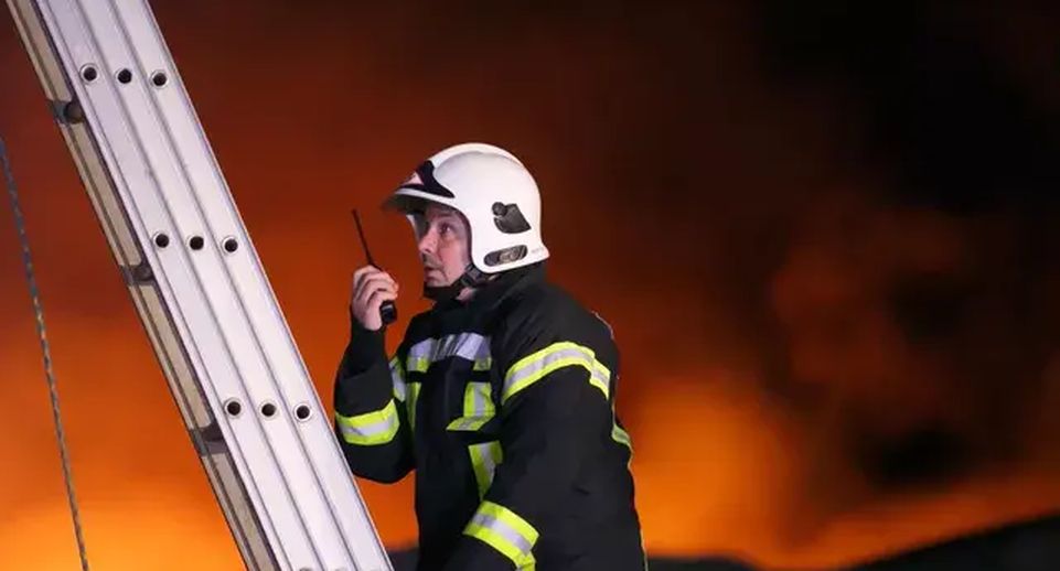 МЧС: спасатели приступили к тушению пожара в одном из ТЦ в Невинномысске