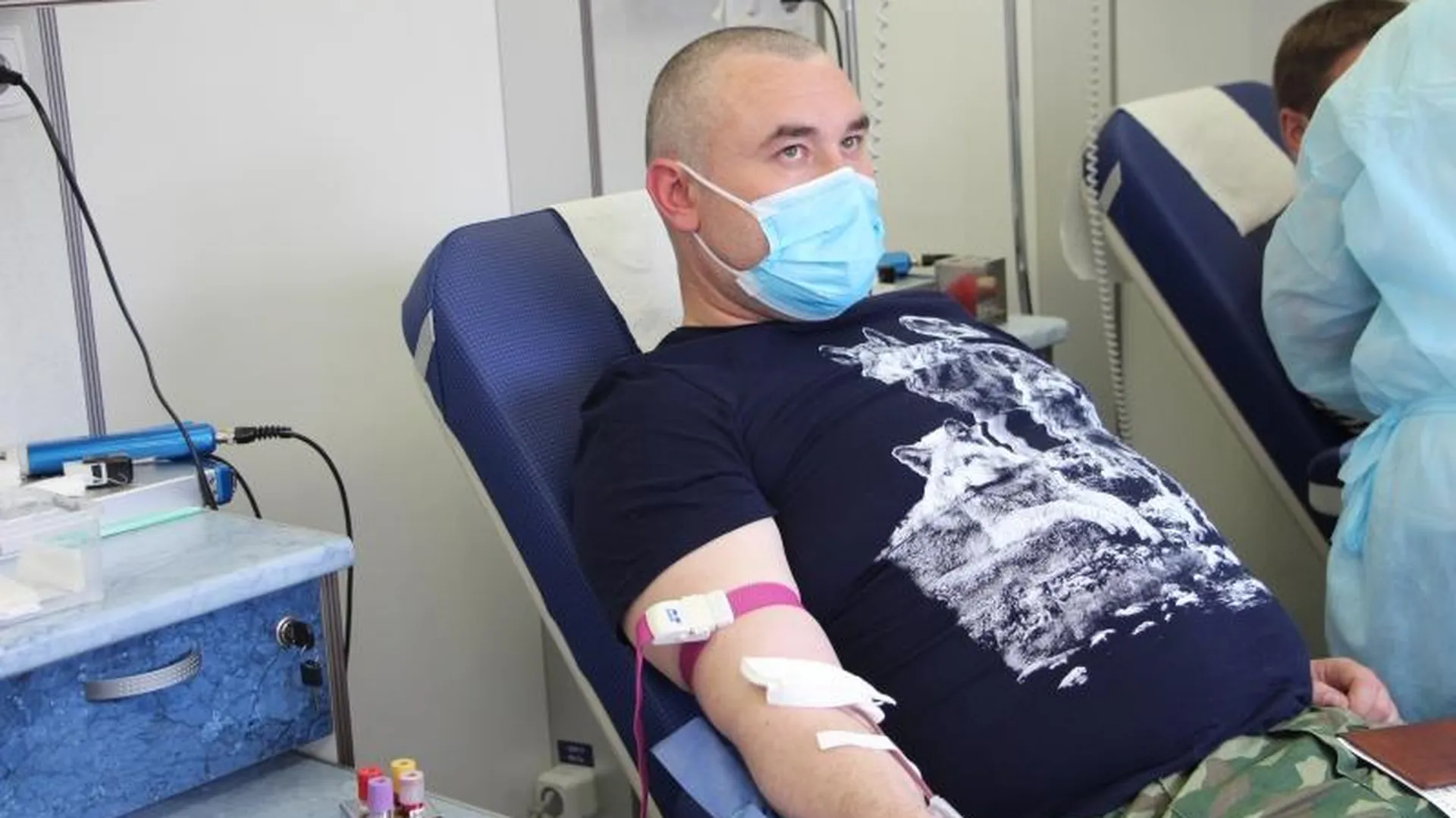 Накануне Всемирного Дня донора сотрудники Росгвардии в Подмосковье сдали 35 литров крови