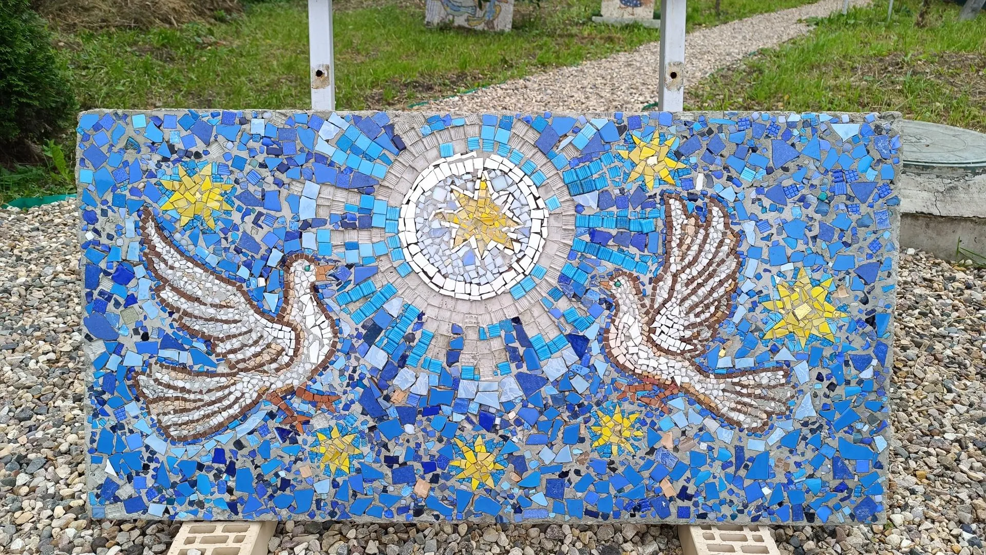 Школьники из Лобни создали мозаику в виде улетающих птиц для храма в Беслане