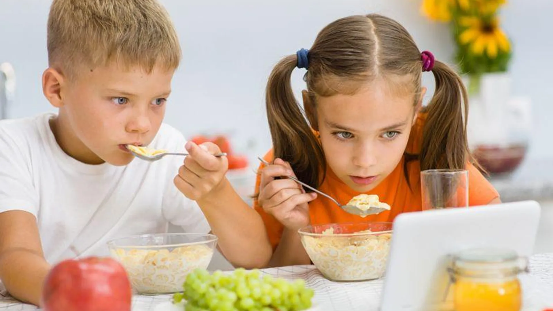 Выяснилось, почему нельзя включать мультики детям во время еды