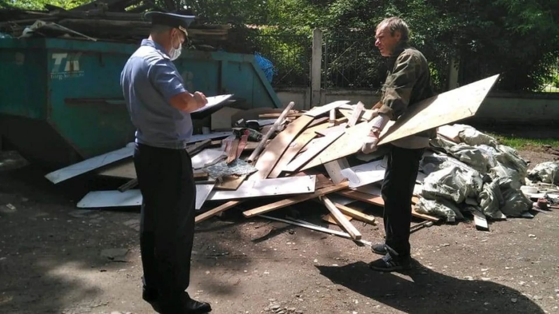 Более 350 сбросов строительного мусора нашли в Подмосковье за три недели. Придется ответить по закону