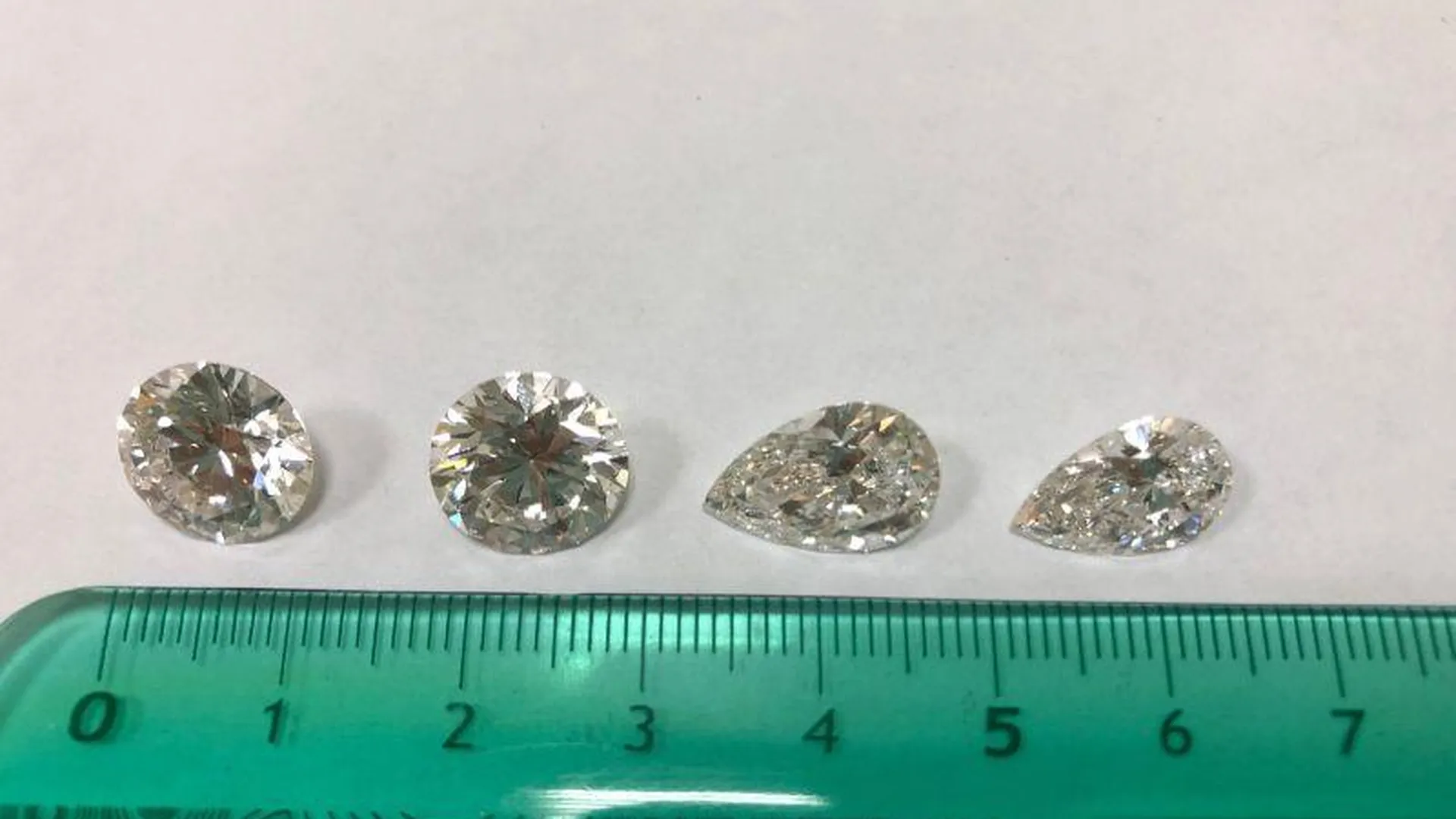 В аэропорту Домодедово у пассажира нашли синтетические бриллианты на 1,8 млн рублей