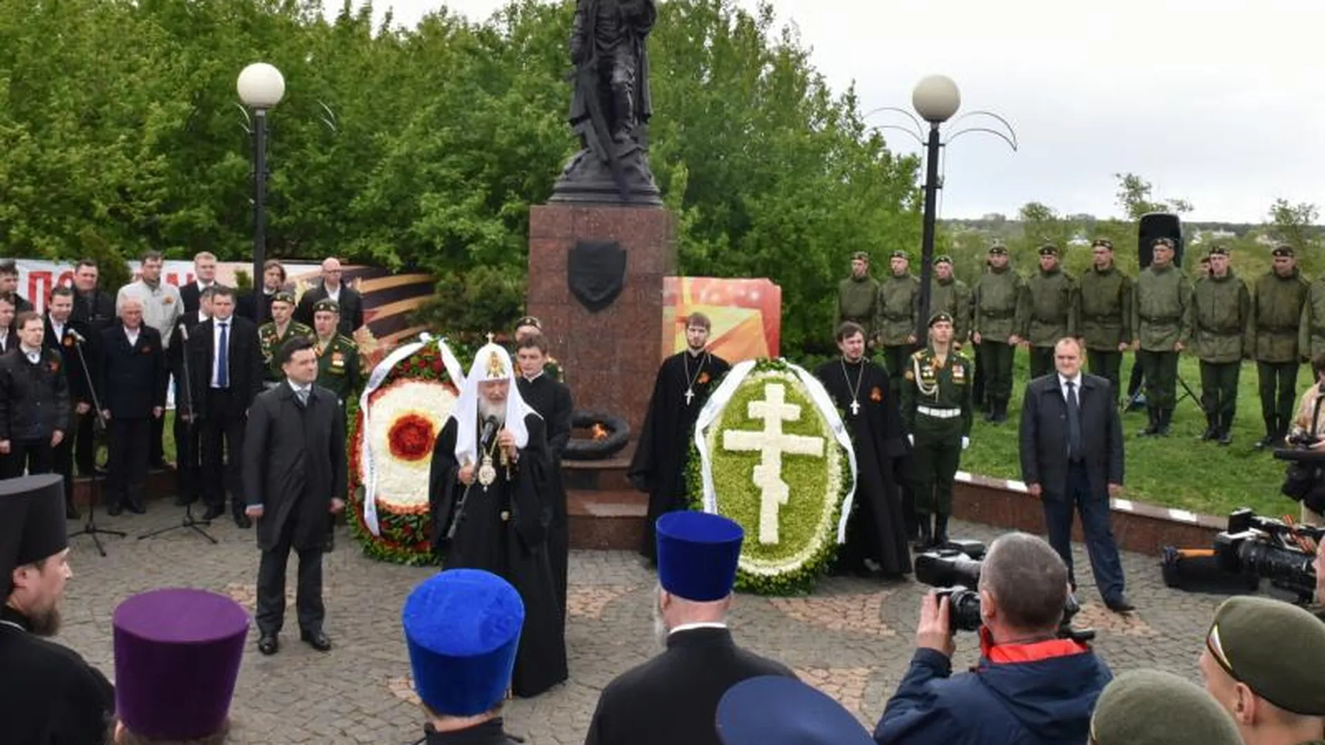 Воробьев и патриарх Кирилл возложили венки к памятнику Воину-освободителю