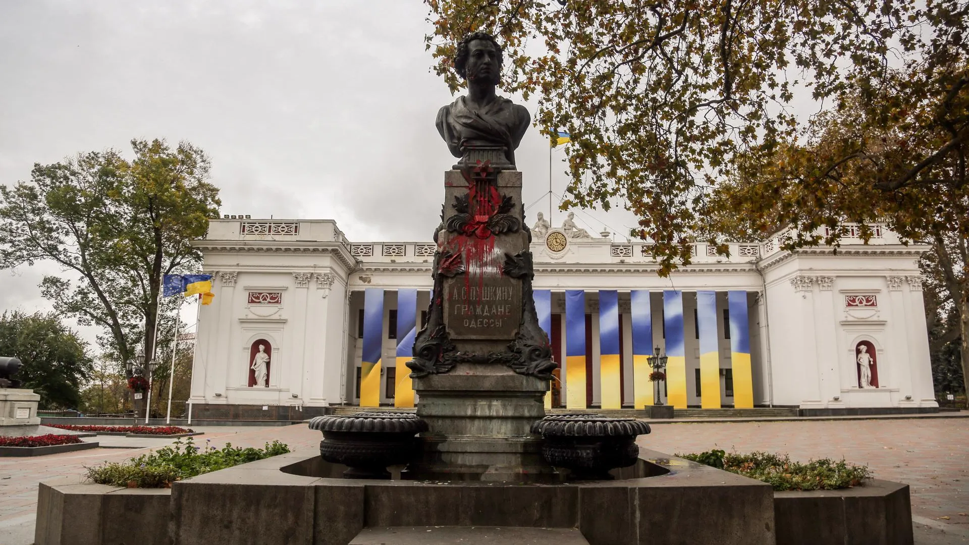 Облитый красной краской памятник А. С. Пушкину в Одессе / Viacheslav Onyshchenko / Keystone Press Agency