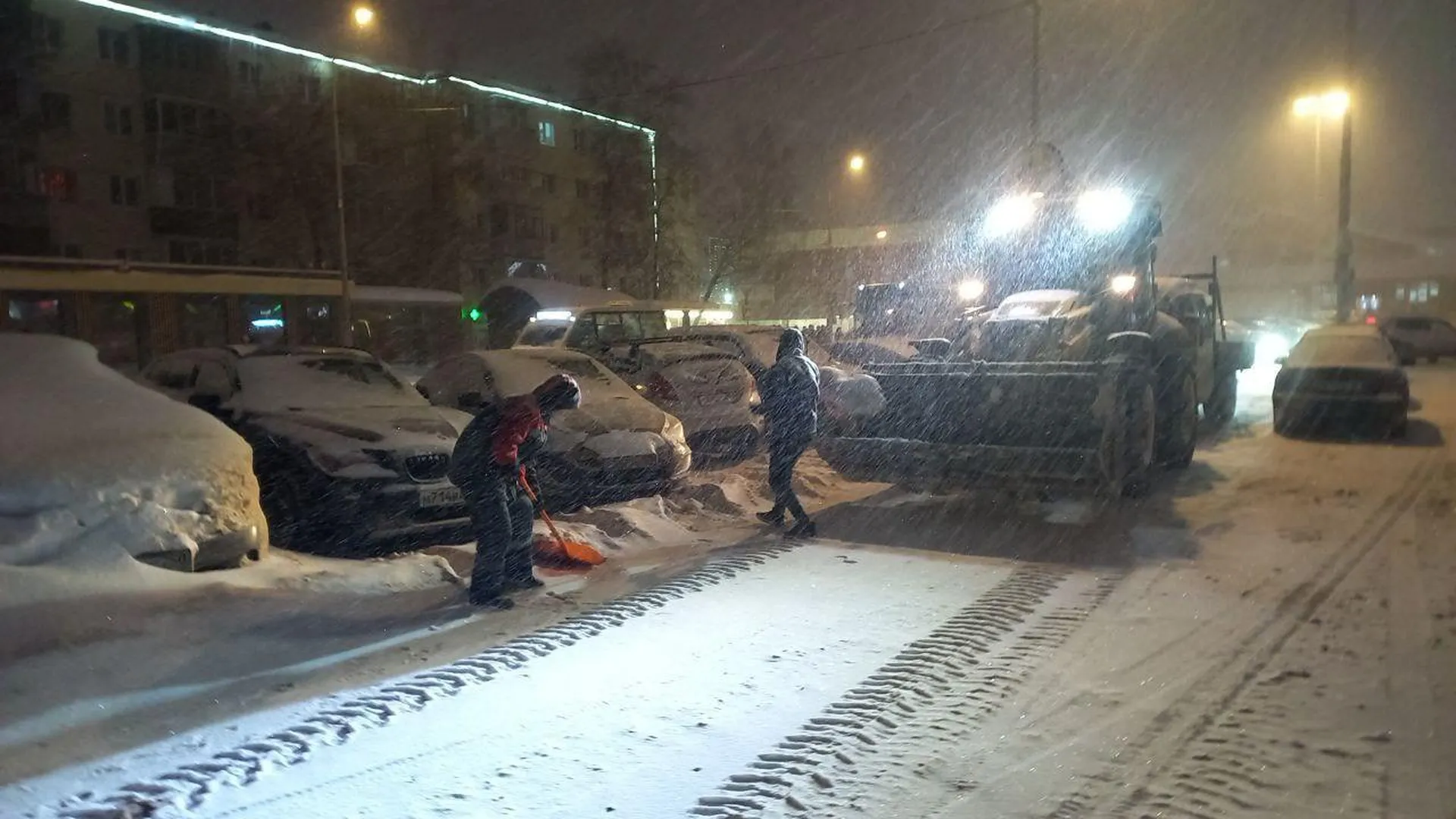 Более 280 дворников и 85 машин привлекли к уборке снега в Лобне
