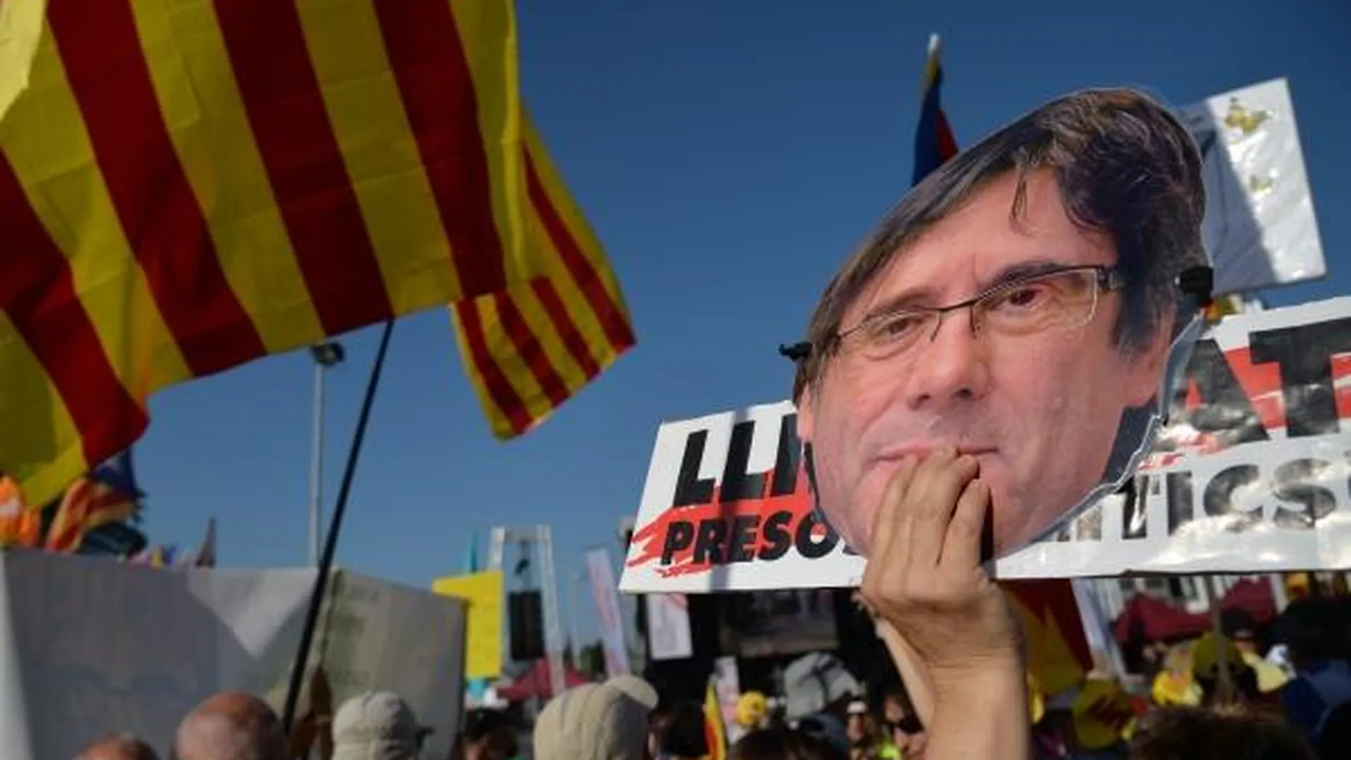Сторонники независимости Каталонии проводят митинг в поддержку бывшего председателя правительства Каталонии Карлеса Пучдемона