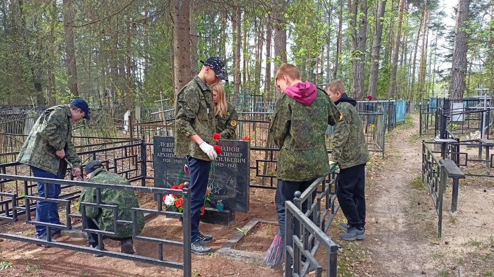 Юные лесничие в Шатуре помогли облагородить могилы ветеранов