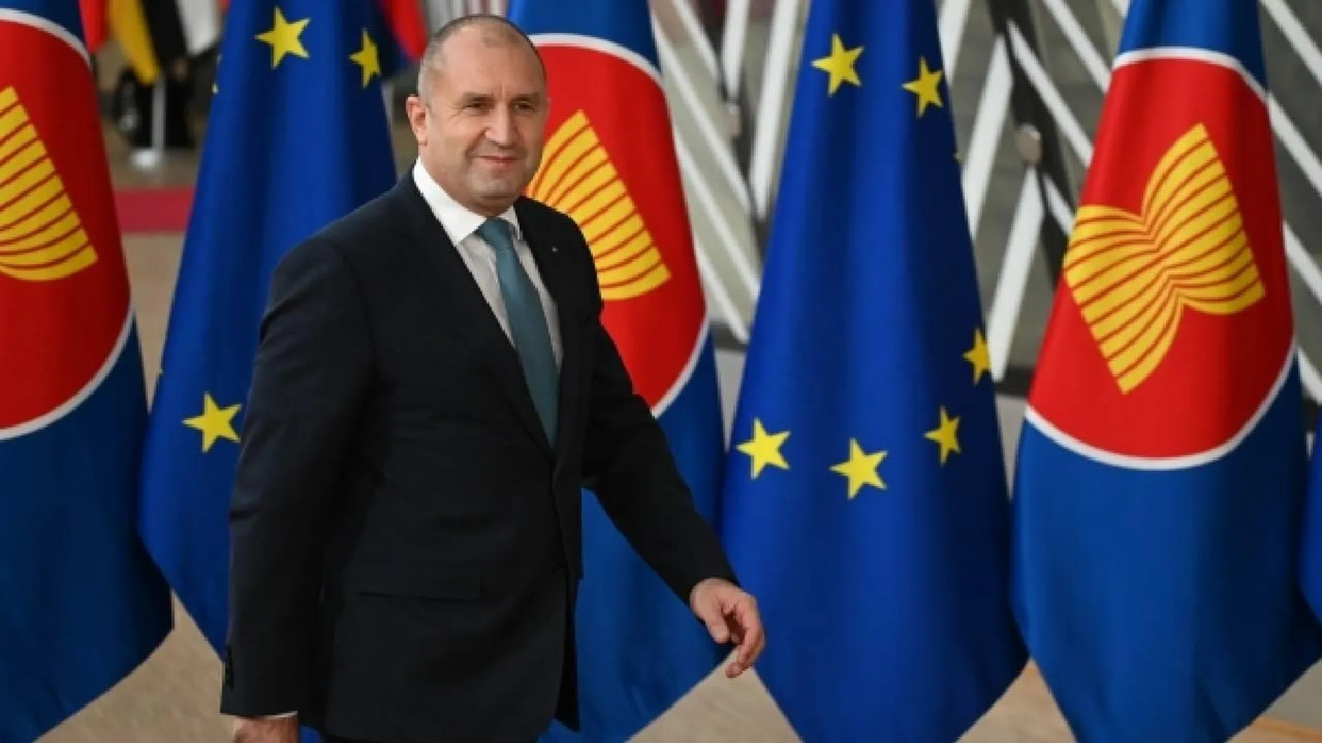 Президент Болгарии: Конфликт на Украине невозможно решить военным путем