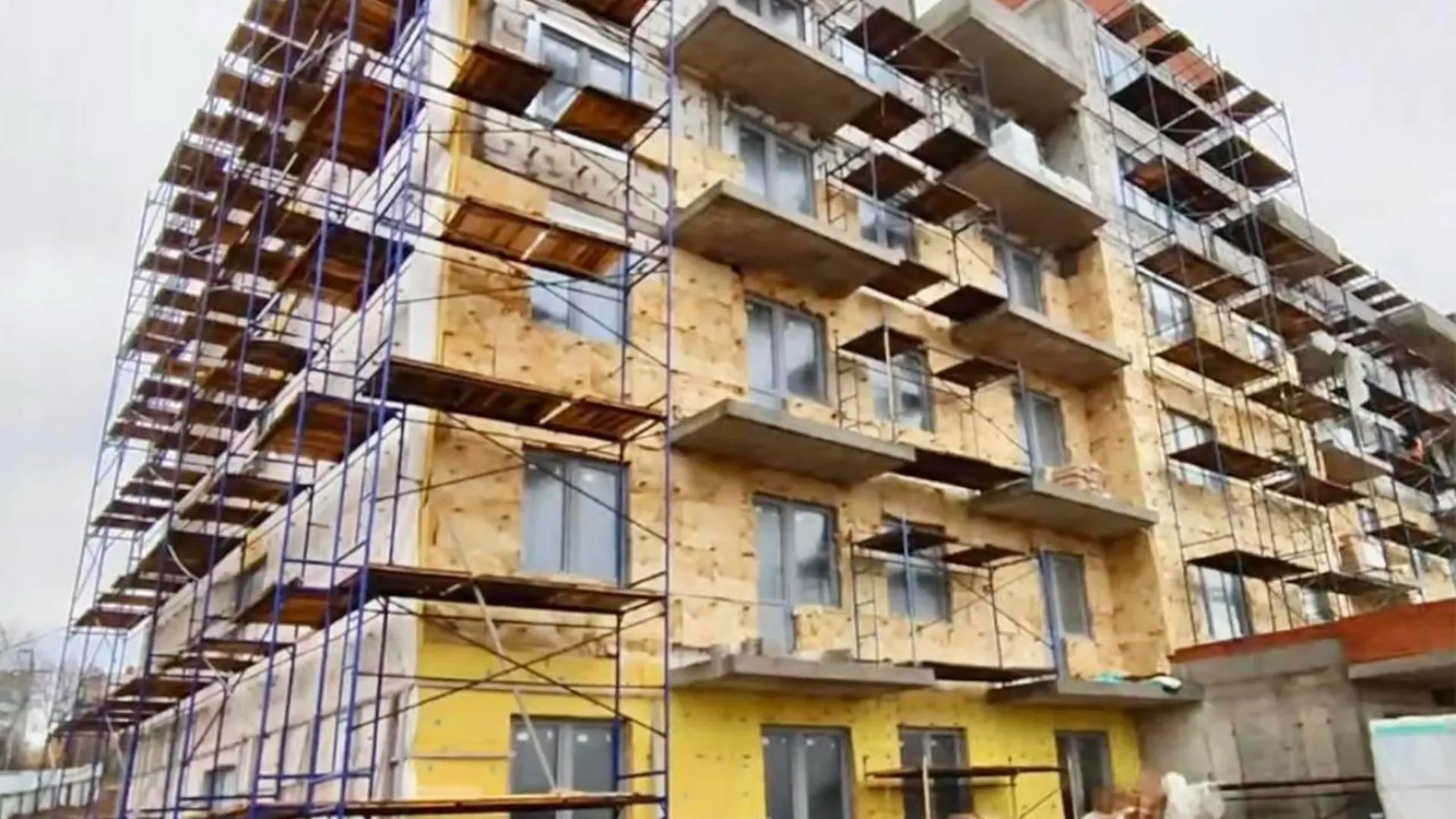 Строители приступили к отделке квартир в доме для переселенцев из аварийного жилья в Можайске